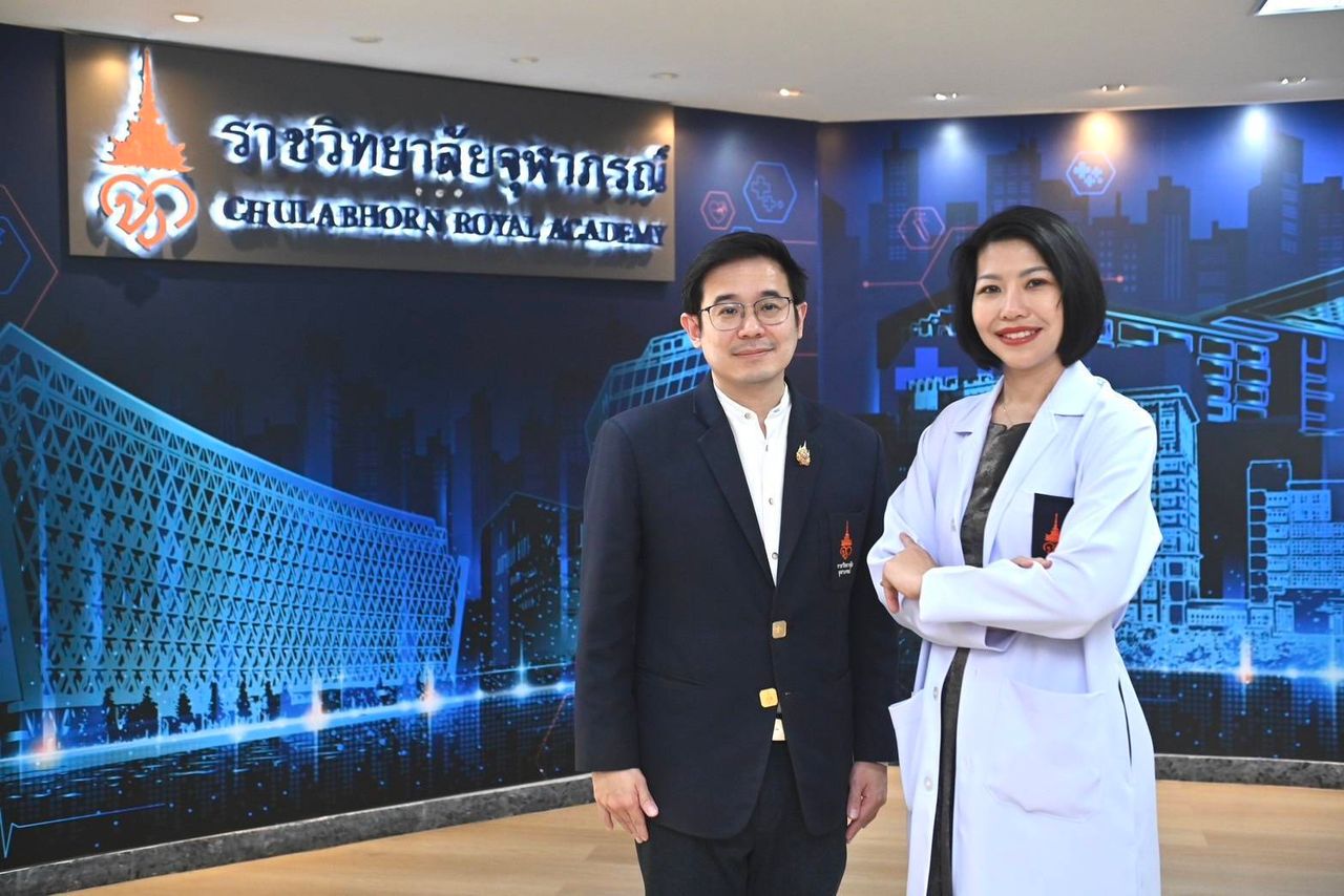 รศ.นพ. ธีรภัทร อึ้งตระกูล และแพทย์หญิงจอมธนา ศิริไพบูลย์