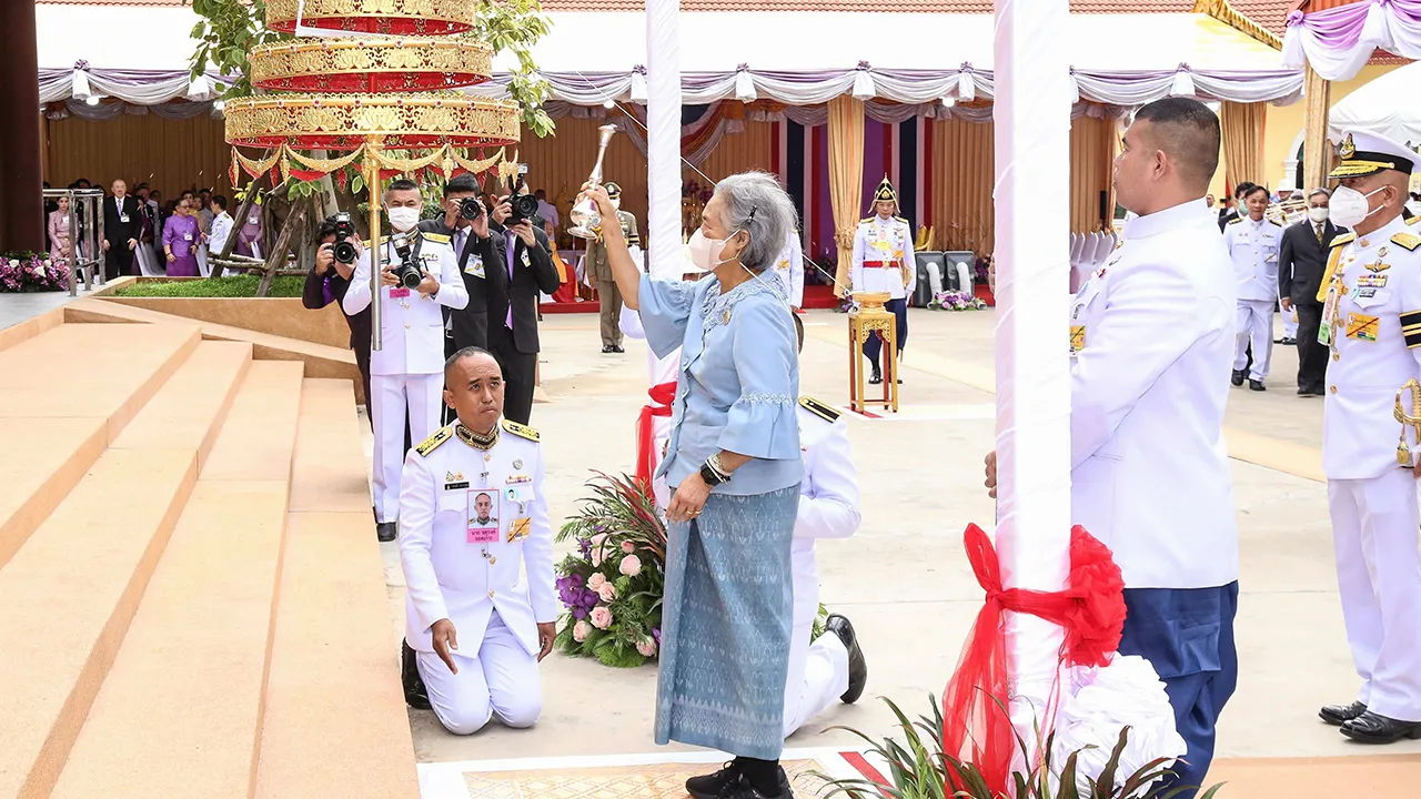 สมเด็จพระกนิษฐาธิราชเจ้า กรมสมเด็จพระเทพรัตนราชสุดาฯ สยามบรมราชกุมารี เสด็จฯไปทรงยกฉัตรเหนือพระเจดีย์ทองเหลืองบรรจุพระบรมสารีริกธาตุ และทรงเปิดหอพระไตรปิฎกเฉลิมพระเกียรติ ในโอกาสฉลองพระชนมายุ 5 รอบ ณ อารามวัตรมหายาน มูลนิธิพุทธจักษุวิชชาลัย อำเภอสามพราน จังหวัดนครปฐม เมื่อวันที่ 24 กุมภาพันธ์.