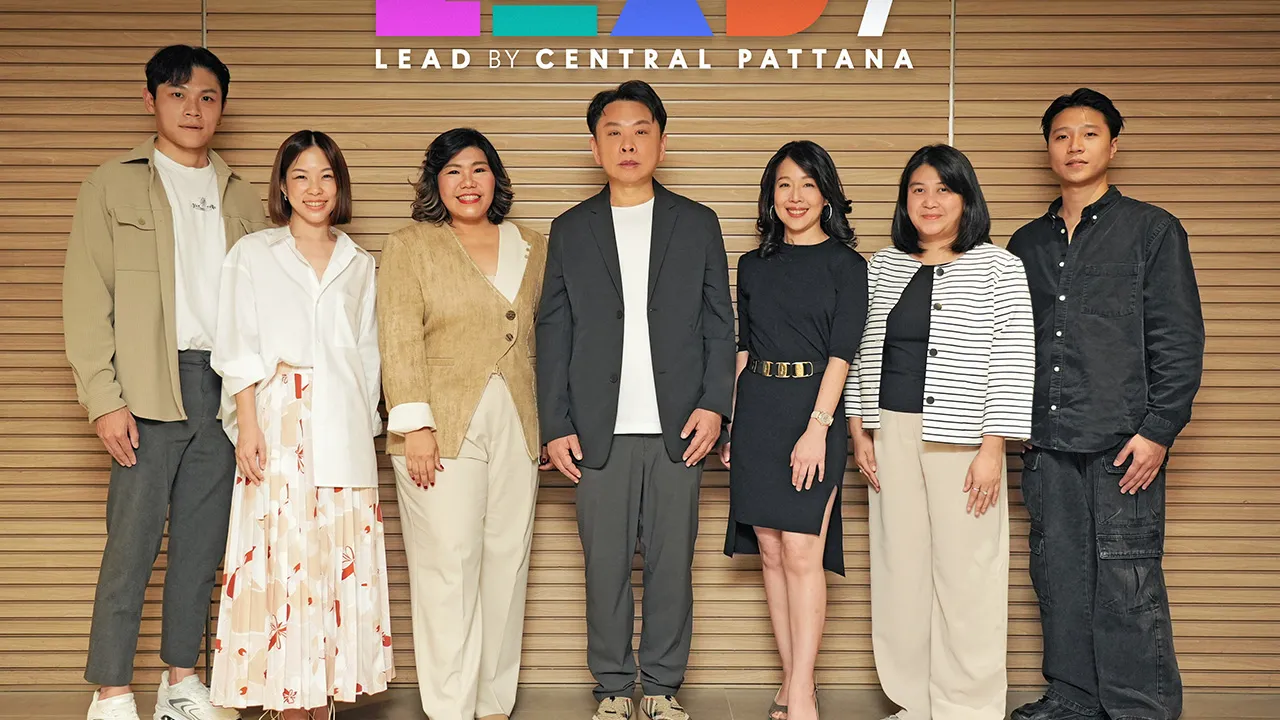 ยอดเยี่ยม ดร.ณัฐกิตติ์ ตั้งพูลสินธนา, มณีจันทร์ สมิทธิสมบูรณ์ และ ผศ.ปิติพีร์ รวมเมฆมาร่วมแสดงความยินดีแก่ อธิศ ทิพย์ชัยเชษฐา, ฤดีมาศ สกุลพงศ์ไพศาล และ กนกวรรณเดชวีระพานิชย์ ผู้ประกอบการยอดเยี่ยมประจำคอร์ส LEAD รุ่นที่ 6 ที่เซ็นทรัลเวิลด์ วันก่อน.