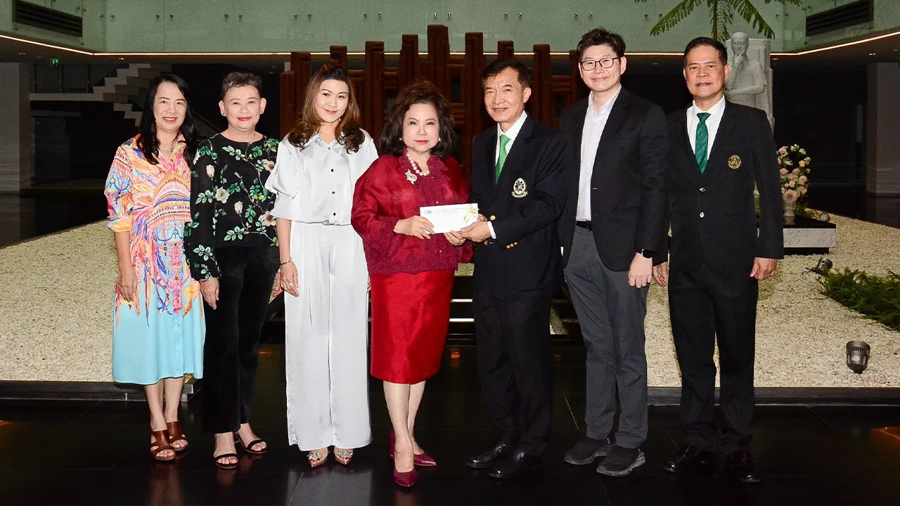 เพื่อการศึกษา ดร.นุชนาถ วสุรัตน์ ซีอีโอบริษัทรถไฟฟ้า (ประเทศไทย) ควงลูกชายลูกสาว กฤศ–ภคปภา โกษานันตชัย มอบเงินจำนวน 100,000 บาท ให้ สราวุธ วัชรพล เพื่อสมทบทุนมูลนิธิไทยรัฐ โดยมี ดร.ศักดิ์ดา ศิริภัทรโสภณ มาร่วมในพิธีด้วย ที่ สนง.นสพ.ไทยรัฐ วันก่อน.