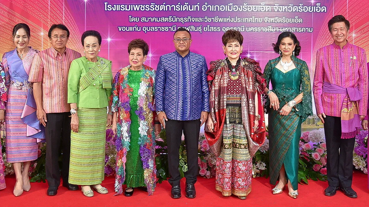 เทียนประเพณี คุณหญิงณัฐิกา วัธนเวคิน อังอุบลกุล และ ชัชวาลย์ เบญจสิริวงศ์ เป็นประธานในพิธีจุดเทียนประเพณี ประจำปี 2568 ของสหพันธ์สมาคมสตรีนักธุรกิจและวิชาชีพ ภาคอีสาน โดยมี จวงจิรา สุริยวนากุล มาร่วมในพิธีด้วย ที่โรงแรมเพชรรัชต์ การ์เด้น จ.ร้อยเอ็ด วันก่อน.