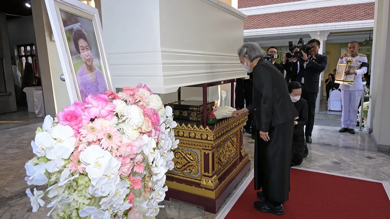 สมเด็จพระกนิษฐาธิราชเจ้า กรมสมเด็จพระเทพรัตนราชสุดาฯ สยามบรมราชกุมารี เสด็จพระราชดำเนินไปในการพระราชทานเพลิงศพ สิริเกตุ ชัยเฉนียน ณ วัดเทพศิรินทราวาส ถนนกรุงเกษม เขตป้อมปราบศัตรูพ่าย เมื่อวันก่อน.