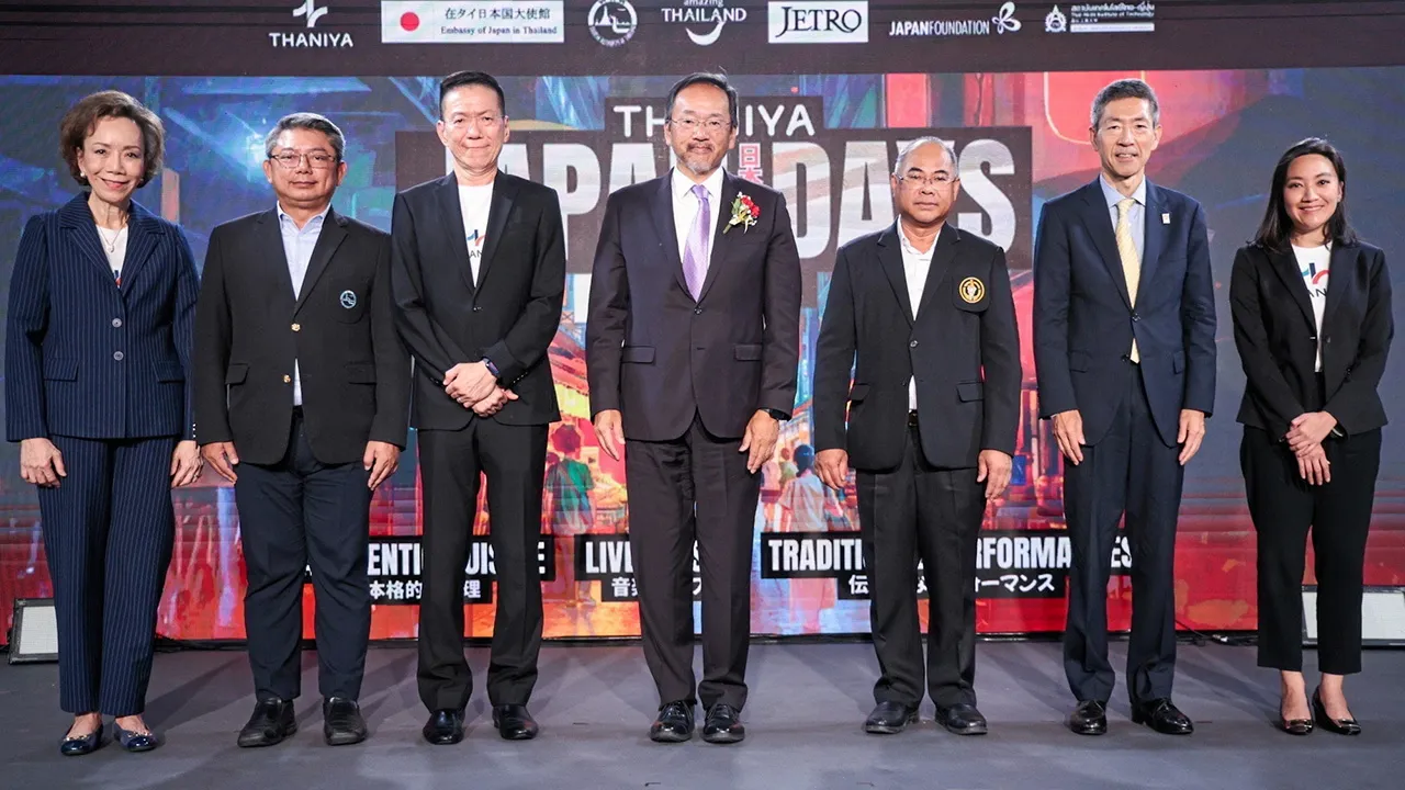 แบบญี่ปุ่น - โอตากะ มาซาโตะ, สิงห์ ลิ้มพิรัตน์ และ นพ.ทัศนวัต สมบุญธรรม เปิดงาน “THANIYA JAPAN DAYS” ครั้งที่ 2 รวมร้านอาหารแผงลอยสไตล์ญี่ปุ่น พร้อมการแสดงทางวัฒนธรรมหาชมยาก โดยมี นิธี สีแพร และ สุนันทา สมบุญธรรม มาร่วมงานด้วย ที่ศูนย์การค้าธนิยะ วันก่อน.