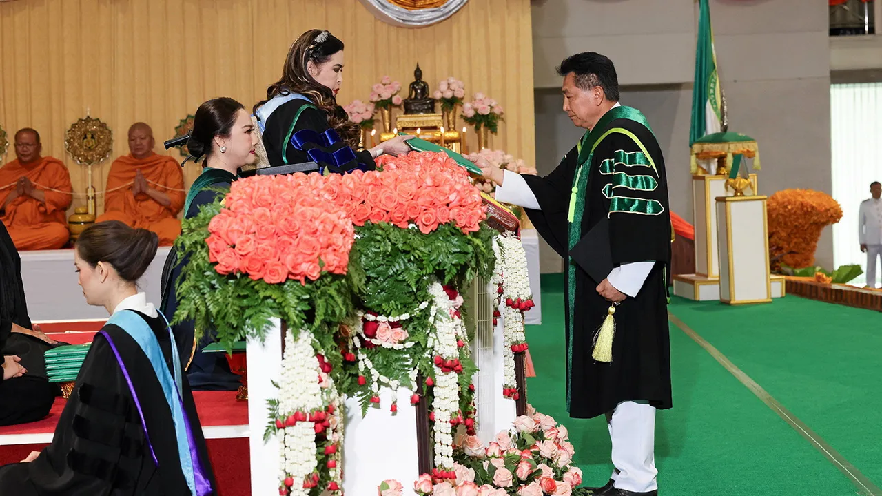 สมเด็จพระเจ้าน้องนางเธอ เจ้าฟ้าจุฬาภรณวลัยลักษณ์ อัครราชกุมารี กรมพระศรีสวางควัฒน วรขัตติยราชนารี เสด็จแทนพระองค์ไปพระราชทานปริญญาบัตรแก่ผู้สำเร็จการศึกษามหาวิทยาลัยแม่โจ้ ในการนี้ พิเชษฐ์ เชื้อเมืองพาน เข้ารับพระราชทานปริญญาปรัชญาดุษฎีบัณฑิตกิตติมศักดิ์ ณ มหาวิทยาลัยแม่โจ้ จ.เชียงใหม่ เมื่อวันที่ 18 กุมภาพันธ์.