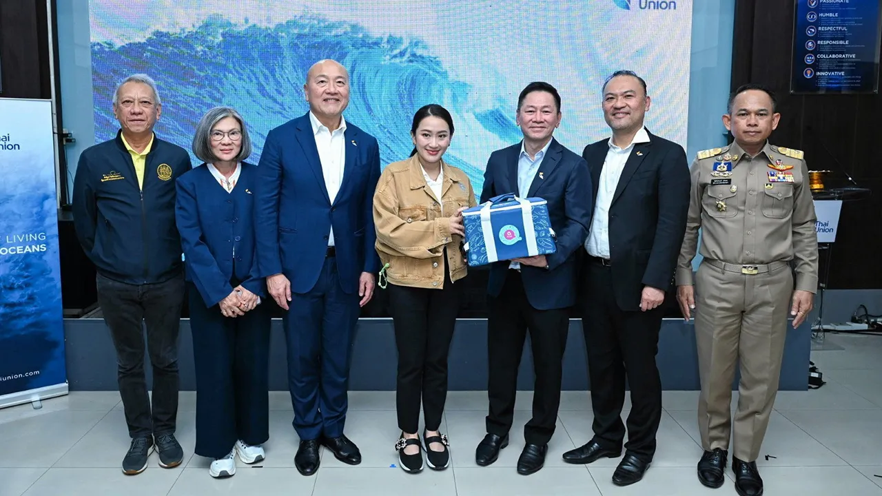 ชมโรงงาน - ธีรพงศ์ จันศิริ และ ฤทธิรงค์ บุญมีโชติ ให้การต้อนรับ แพทองธาร ชินวัตร นายกรัฐมนตรี ในโอกาสมาเยี่ยมชมโรงงานแปรรูปสัตว์น้ำแช่แข็ง เพื่อเพิ่มความสามารถการแข่งขันในเวทีโลก โดยมี พิพัฒน์ รัชกิจประการ มาร่วมชมด้วย ที่บริษัทไทยยูเนี่ยน ซีฟู้ด จ.สงขลา วันก่อน.