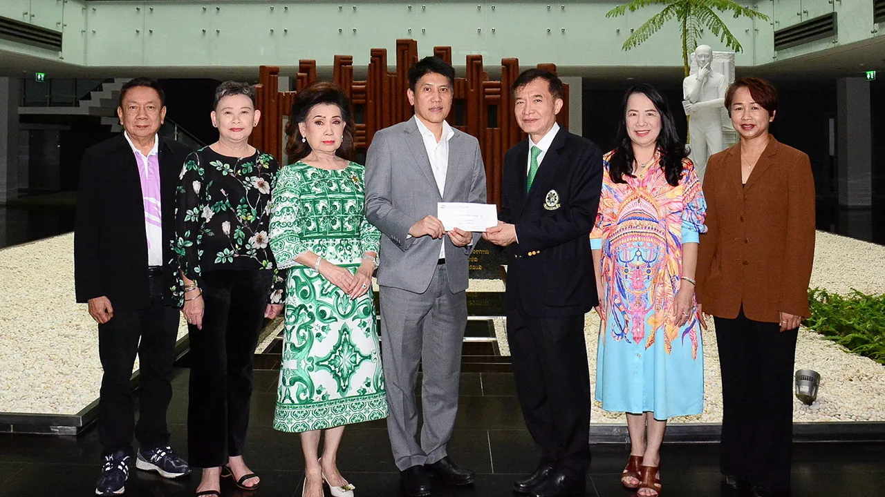 เพื่อการศึกษา - จตุภัทร์ ตั้งคารวคุณ ซีอีโอบริษัททีโอเอ เพ้นท์ ควงคุณแม่ ละออ ตั้งคารวคุณ มอบเงินจำนวน 200,000 บาท ให้ สราวุธ วัชรพล เพื่อสมทบทุนมูลนิธิไทยรัฐ โดยมี วิเชน โพชนุกูล, พรพรรณ พจนพริ้ง และ ไพลิน ศิริพัฒน์ มาร่วมในพิธีด้วย ที่ สนง.นสพ.ไทยรัฐ วันก่อน.