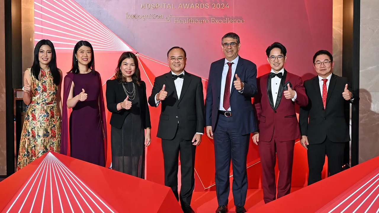 สุดยอด - ชูฉัตร ประมูลผล มอบรางวัล “AIA Hospital Awards 2024” เพื่อเชิดชูเกียรติสุดยอดโรงพยาบาลคู่สัญญาเอไอเอให้บริการอันยอดเยี่ยมแก่ลูกค้า โดยมี นิคฮิล แอดวานี, เอกรัตน์ ฐิติมั่น, ชลิดา นครชัย และ รพีพร วงศ์ทองคำ มาร่วมงานด้วย ที่โรงแรมคาร์ลตัน วันก่อน.