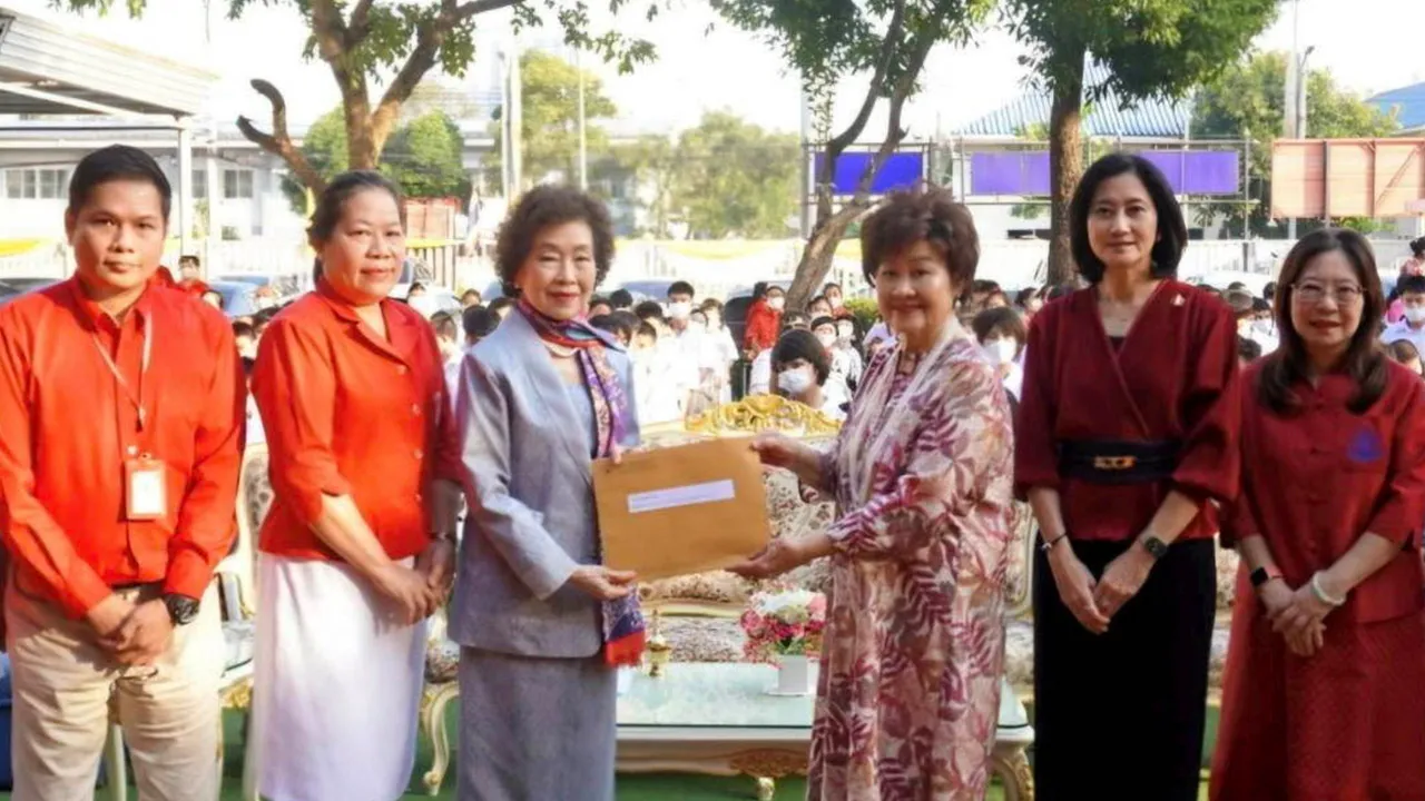 60 ขวบ อารยา อรุณานนท์ชัย มอบเงิน 600,000 บาท ให้ รศ.ดร.จิราภรณ์ ศิริทวี เพื่อสนับสนุนการสร้างร้านค้าปลีก ในโอกาสวันสถาปนาโรงเรียนศรีสังวาลย์ ครบรอบ 60 ปี โดยมี ศศิธร จันทรสมบูรณ์ และ ลำไพ จุ่นเจิม มาร่วมในพิธีด้วย ที่โรงเรียนศรีสังวาลย์ อ.ปากเกร็ด จ.นนทบุรี วันก่อน.