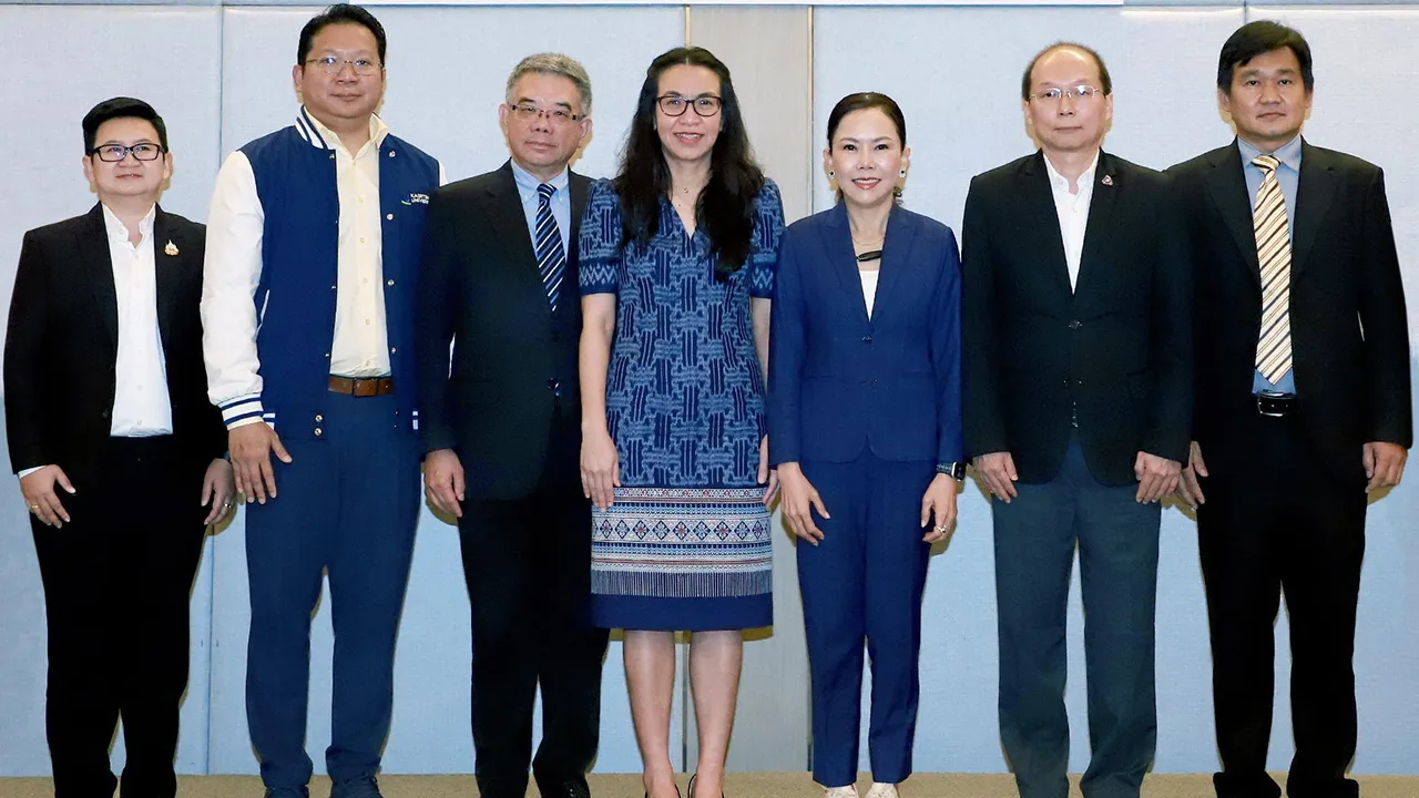 สินค้าเกษตร ดร.กาญจนา ขวัญเมือง รองเลขาธิการสำนักงานเศรษฐกิจการเกษตร เปิดการสัมมนาเรื่อง “การส่งเสริมสินค้าเกษตรมูลค่าสูง เพื่อเชื่อมโยงตลาดต่างประเทศผ่านระบบราง” โดยมีอดุลย์ โชตินิสากรณ์ และ ดร.ปิยะนุช สัมฤทธิ์ มาร่วมงานด้วย ที่โรงแรมอัศวิน แกรนด์ วันก่อน.