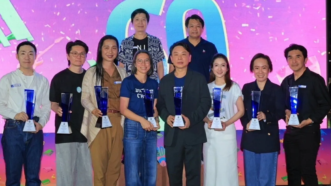 ดีเด่น วีระเกียรติ เอื้อประเสริฐวณิช มอบรางวัล “นิสิตเก่าดีเด่น นิเทศศาสตร์ จุฬา” ปี 2568 ให้ ดร.ณัฐกิตติ์ ตั้งพูลสินธนา, มิ่งขวัญ พัฒนวงศ์, วรรณฤดี พงษ์สิทธิศักดิ์ และ ทักษอร ภักดิ์สุขเจริญ โดยมี รศ.ดร.ปรีดา อั,รจันทโชติ มาร่วมงานด้วย ที่จุฬา วันก่อน.