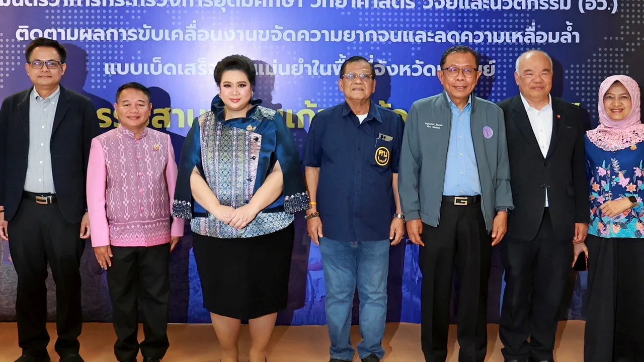 แก้จน - ศุภมาส อิศรภักดี รมว.อว.ไปติดตามผลการดำเนินงานโครงการ “มหกรรมสานพลังแก้จนด้วยคนบุรีรัมย์” เพื่อช่วยเหลือประชาชนให้มีอาชีพ มีรายได้มั่นคง โดยมี จำเริญ แหวนเพ็ชร, ศุภชัย ใจสมุทร และ สนอง เทพอักษรณรงค์ มาร่วมงานด้วย ที่มหาวิทยาลัยราชภัฏบุรีรัมย์ วันก่อน.