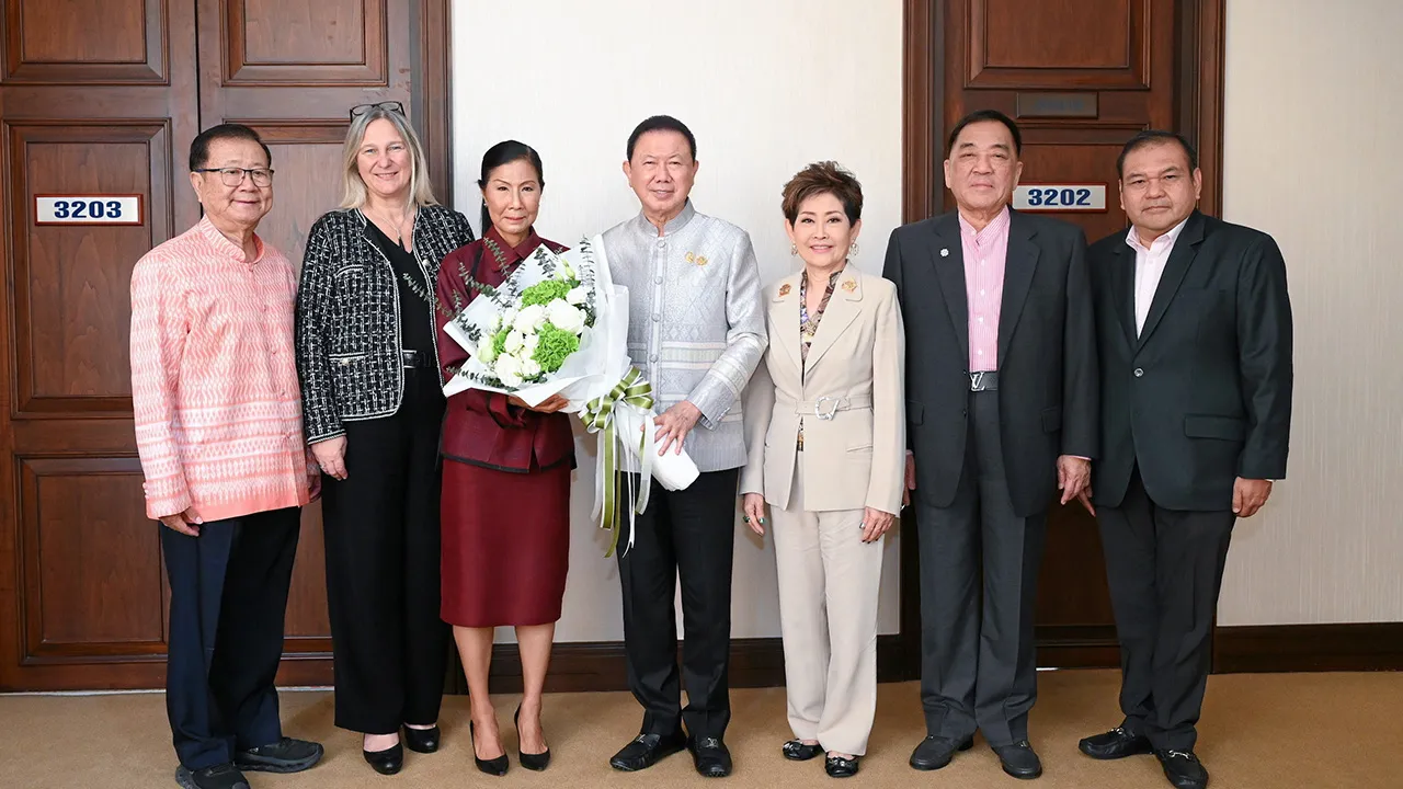 เดอะเบสต์ - สนั่น อังอุบลกุล มอบดอกไม้แสดงความยินดีให้ กอบกาญจน์ วัฒนวรางกูร ในโอกาสได้รับรางวัลเดอะ เบสต์วูแมน ลีดเดอร์ชิพ สตรีมีผลงานโดดเด่น โดยมี คุณหญิงณัฐิกาวัธนเวคิน อังอุบลกุล และ ดร.พจน์ อร่ามวัฒนานนท์ มาร่วมในพิธีด้วย ที่หอการค้าไทย วันก่อน.
