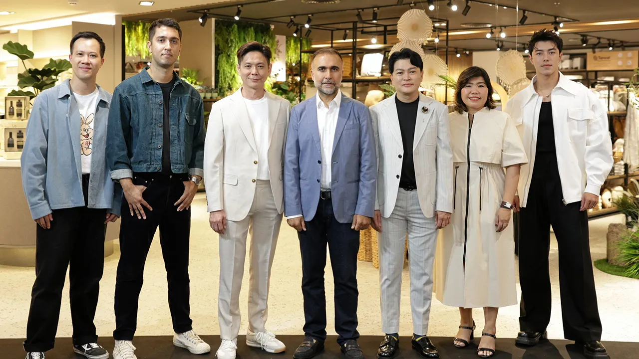 จากสิงคโปร์ - ธนชัย สัจจเทพ จัดงานเปิดร้าน “HOOGA” แบรนด์ของแต่งบ้านชั้นนำจากสิงคโปร์แห่งแรกในไทย โดยมี เคว เกรย์ เซิน, เควิน กุลจลา, เคนเนท ทึง เคน–มิง, มณีจันทร์ สมิทธิสมบูรณ์, ธริศร ธรณวิกรัย และ ณภัทร เสียงสมบุญ มาร่วมงานด้วย ที่เซ็นทรัลเวิลด์ วันก่อน.