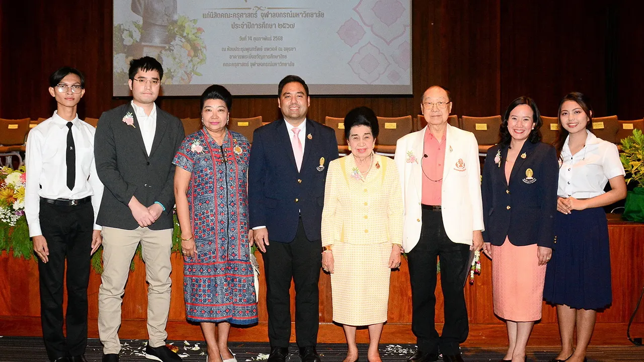 มอบทุน รศ.ดร.ยศวีร์ สายฟ้า และ ผศ.ดร.ชนัญชิดา ทุมมานนท์ จัดพิธีมอบทุนการศึกษาให้นิสิตคณะครุศาสตร์ โดยมี คุณหญิงโรส บริบาลบุรีภัณฑ์, ศ.ดร.พฤทธิ์ ศิริบรรณพิทักษ์, รัญชา บริบาลบุรีภัณฑ์ และ สรัญวุฐิ วัชรพล มาร่วมมอบทุนด้วย ที่จุฬาลงกรณ์มหาวิทยาลัย วันก่อน.