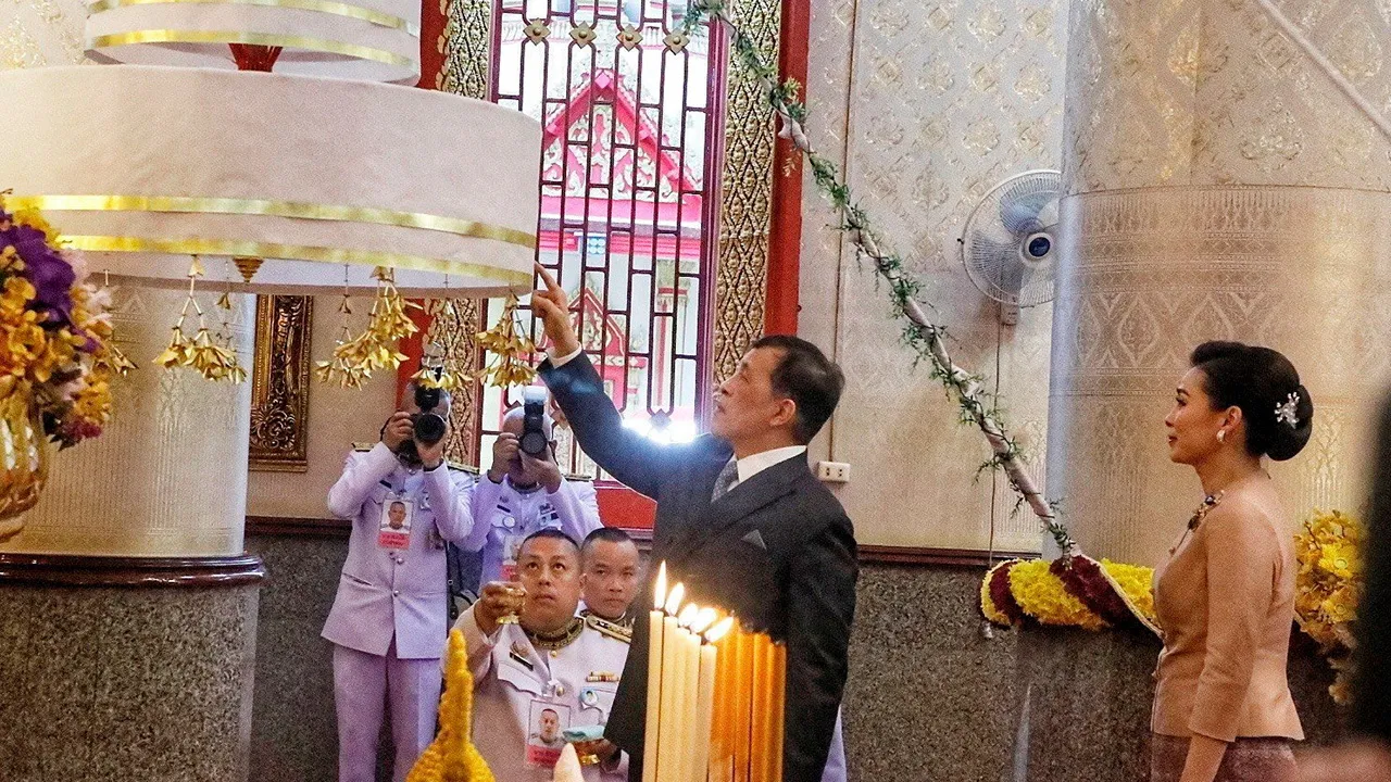 พระบาทสมเด็จพระเจ้าอยู่หัว และ สมเด็จพระนางเจ้าฯ พระบรมราชินี เสด็จฯไปทรงประกอบพิธีสมโภชพระอาราม ครบ 100 ปี และทรงยกเศวตฉัตรขึ้นกางกั้นเหนือพระพุทธรัศมี ณ วัดโพธิสมภรณ์ อ.เมือง จ.อุดรธานี เมื่อวันที่ 15 กุมภาพันธ์.