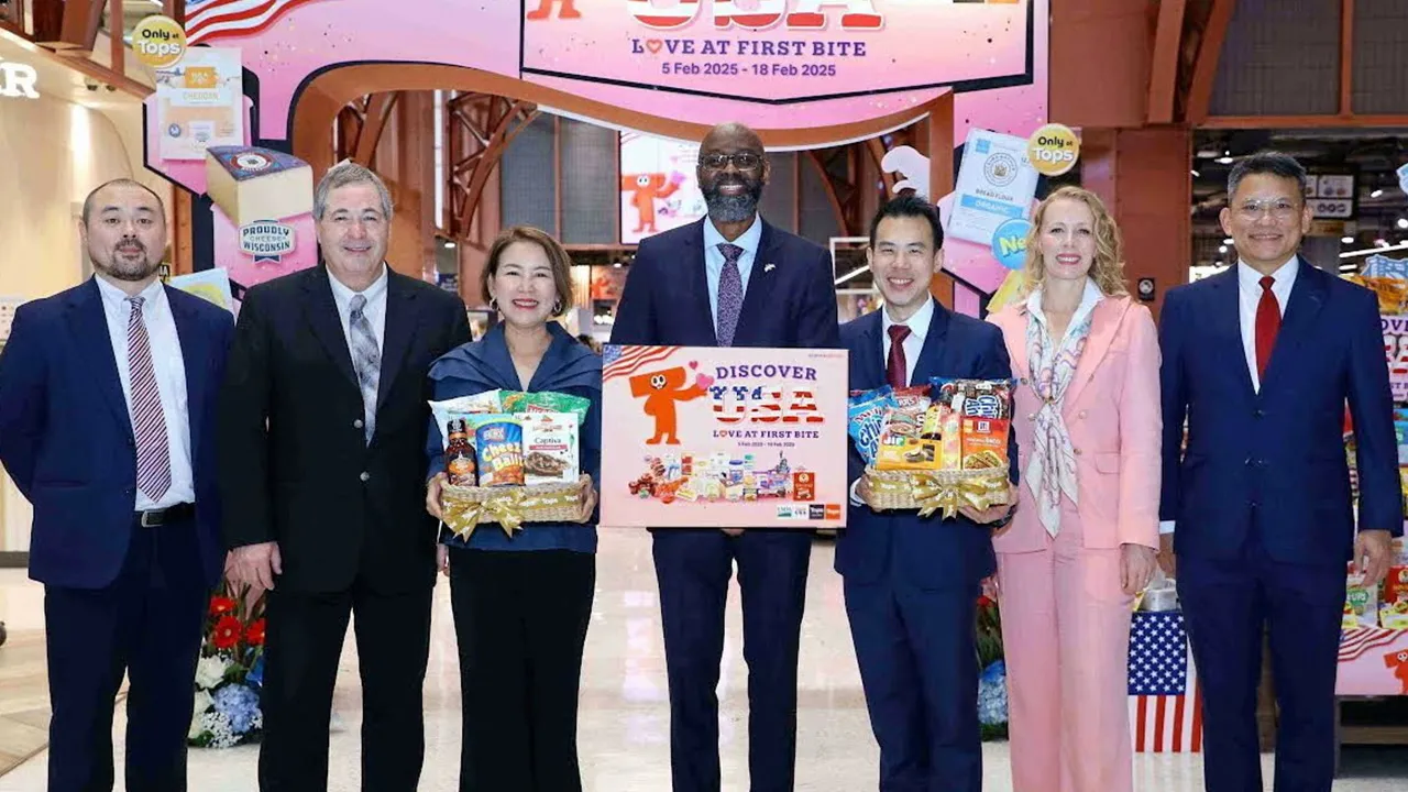 จากยูเอสเอ แพทริค แพคเน็ท เปิดงาน “Discover USA : Love at First Bite” คัดสรรสินค้าพรีเมียมเมดอินยูเอสเอทั้งขนมสุดฮิตและวัตถุดิบชั้นยอดส่งตรงมาให้ช็อป จัดถึง 18 ก.พ. โดยมีสุจิตา เพ็งอุ่น และ ธนวัตร จิรจริยาเวช มาร่วมงานด้วย ที่ท็อปส์ ฟู้ด ฮอลล์ เซ็นทรัลเวิลด์ วันก่อน.