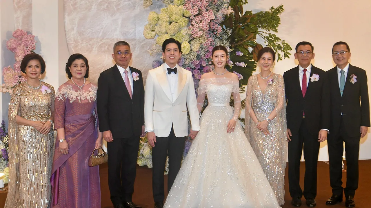 วันวิวาห์ พล.อ.ชัยชาญ ช้างมงคล อดีต รมช.กลาโหม เป็นประธานในงานวิวาห์ระหว่าง วริศรา บุตรี ไพบูลย์–สุวรรณี วัฒนาเลขาวงศ์ กับ ธาม บุตร วิทยา–ศิริวรรณ พานิชตระกูล โดยมี วิภาพร ช้างมงคล มาร่วมอวยพรด้วยความชื่นมื่น ที่โรงแรมเดอะ ริทซ์-คาร์ลตัน วันก่อน.