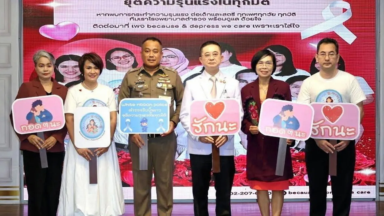 ทีมตำรวจ พล.ต.ท.ทวีศิลป์ เวชวิทารณ์ เปิดตัวทีม “ตำรวจริบบิ้นขาว” เพื่อเพิ่มประสิทธิภาพการช่วยเหลือผู้ถูกกระทำความรุนแรงได้สะดวกรวดเร็ว โดยมี พล.ต.ต.หญิง ศิริกุล ศรีสง่า, พล.ต.ต.อำนาจ ไตรพจน์ และ พ.ต.อ.เกริกกมล แย้มประยูร มาร่วมงานด้วย ที่โรงพยาบาลตำรวจ วันก่อน.