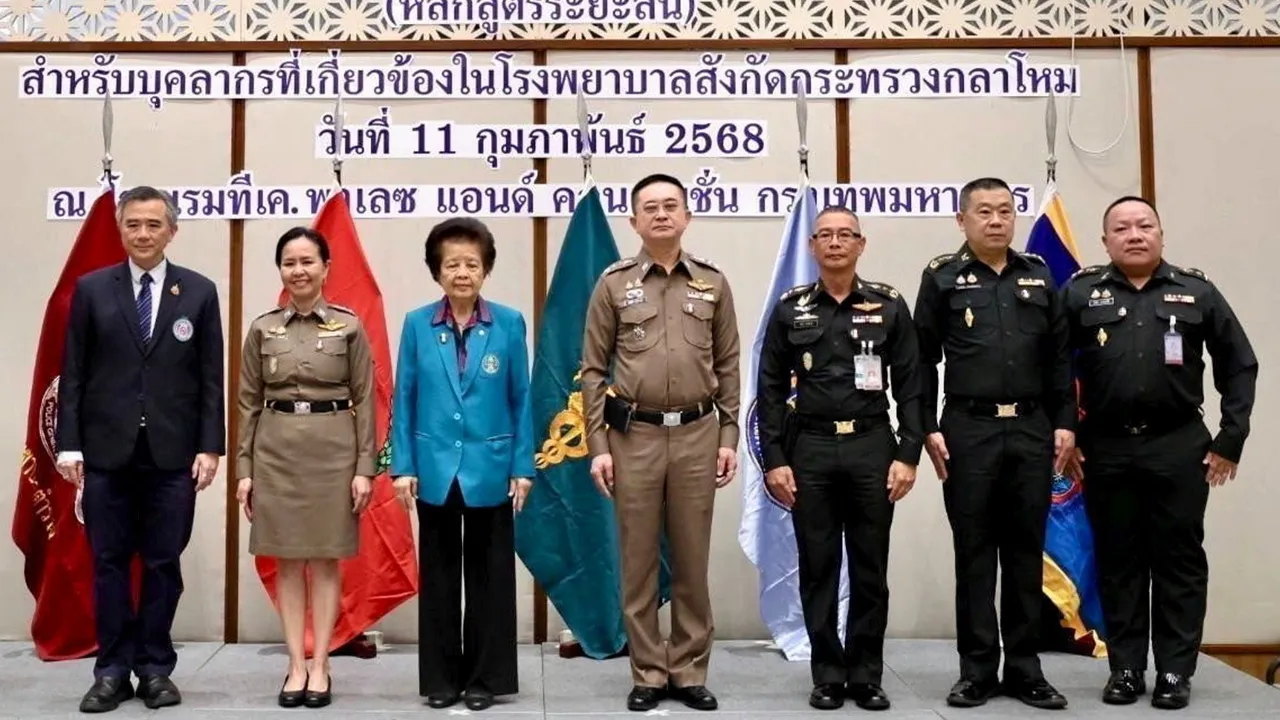 ควบคุมได้ พล.ต.ท.ทวีศิลป์ เวชวิทารณ์ เปิดการอบรมหลักสูตร Quit-สำหรับบุคลากรวิชาชีพสุขภาพ เพื่อการควบคุมยาสูบ พร้อมมอบเข็มสมาชิกกิตติมศักดิ์ สมาคมแพทย์ทหาร ให้ ศ.พญ.สมศรี เผ่าสวัสดิ์ โดยมี พล.ท.พจน์ เอมพันธุ์ มาร่วมงานด้วย ที่โรงแรมทีเค พาเลซ วันก่อน.