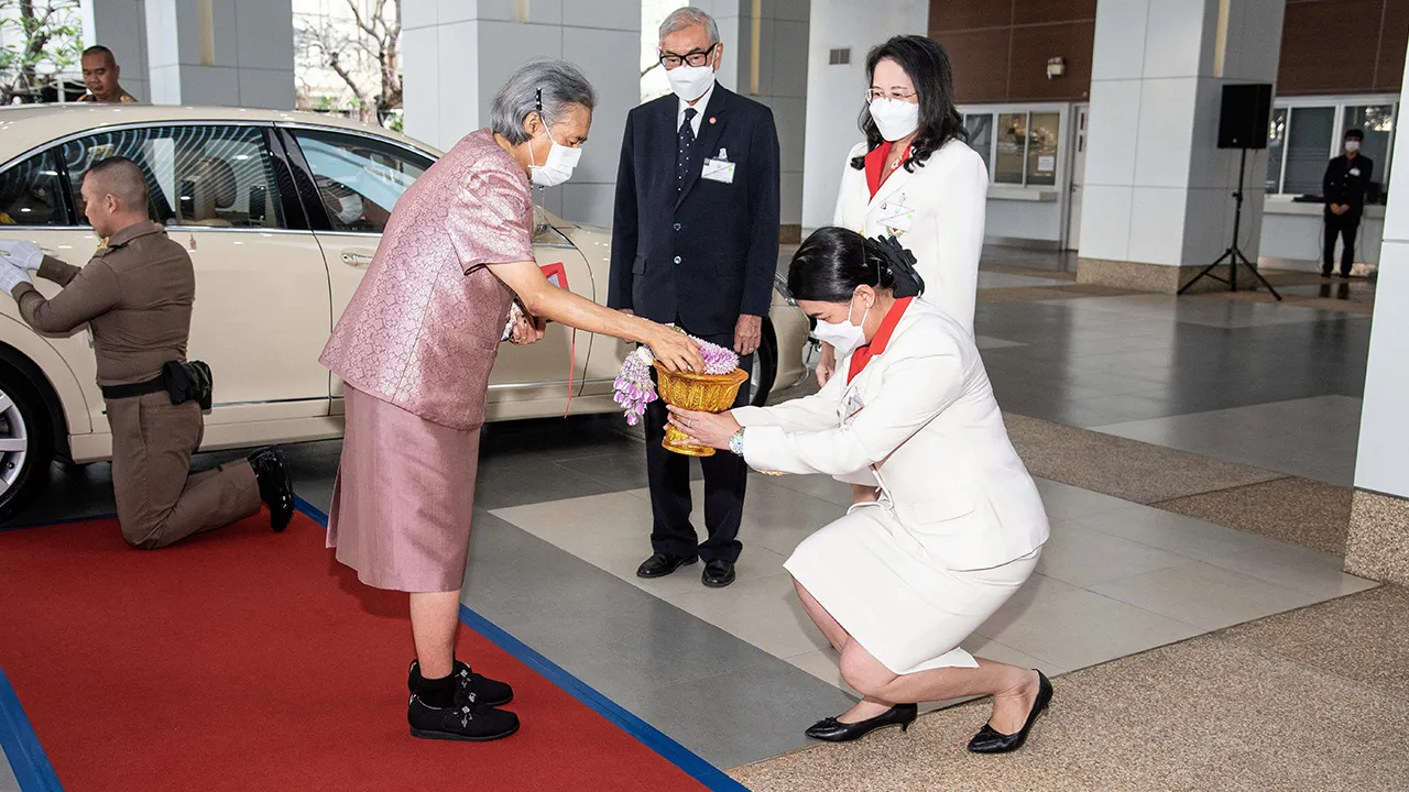สมเด็จพระกนิษฐาธิราชเจ้า กรมสมเด็จพระเทพรัตนราชสุดาฯ สยามบรมราชกุมารี เสด็จฯไปทรงเป็นองค์ประธาน การประชุมสภาสถาบันการพยาบาลศรีสวรินทิรา สภากาชาดไทย ณ สถาบันการพยาบาลศรีสวรินทิรา เมื่อวันที่ 11 กุมภาพันธ์.