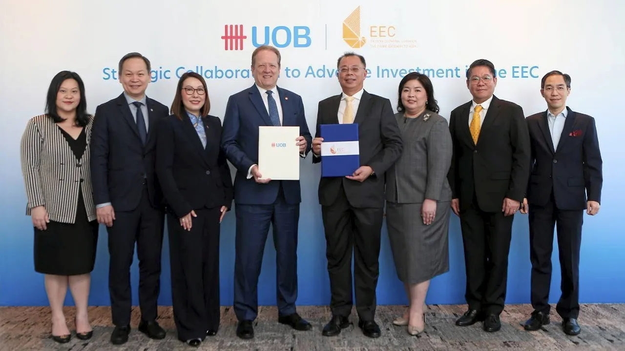 สนับสนุน ริชาร์ด มาโลนีย์ และ จุฬา สุขมานพ ลงนามบันทึกความเข้าใจเพื่อสนับสนุนการลงทุนในเขตพัฒนาเศรษฐกิจสำคัญของประเทศผ่านเครือข่ายธนาคารยูโอบี โดยมี วีระอนงค์ จิระนคร ภู่ตระกูล และ ดร.ชลจิต วรวังโส วีรกุล มาร่วมในพิธีด้วย ที่ธนาคารยูโอบี สนง.ใหญ่ วันก่อน.