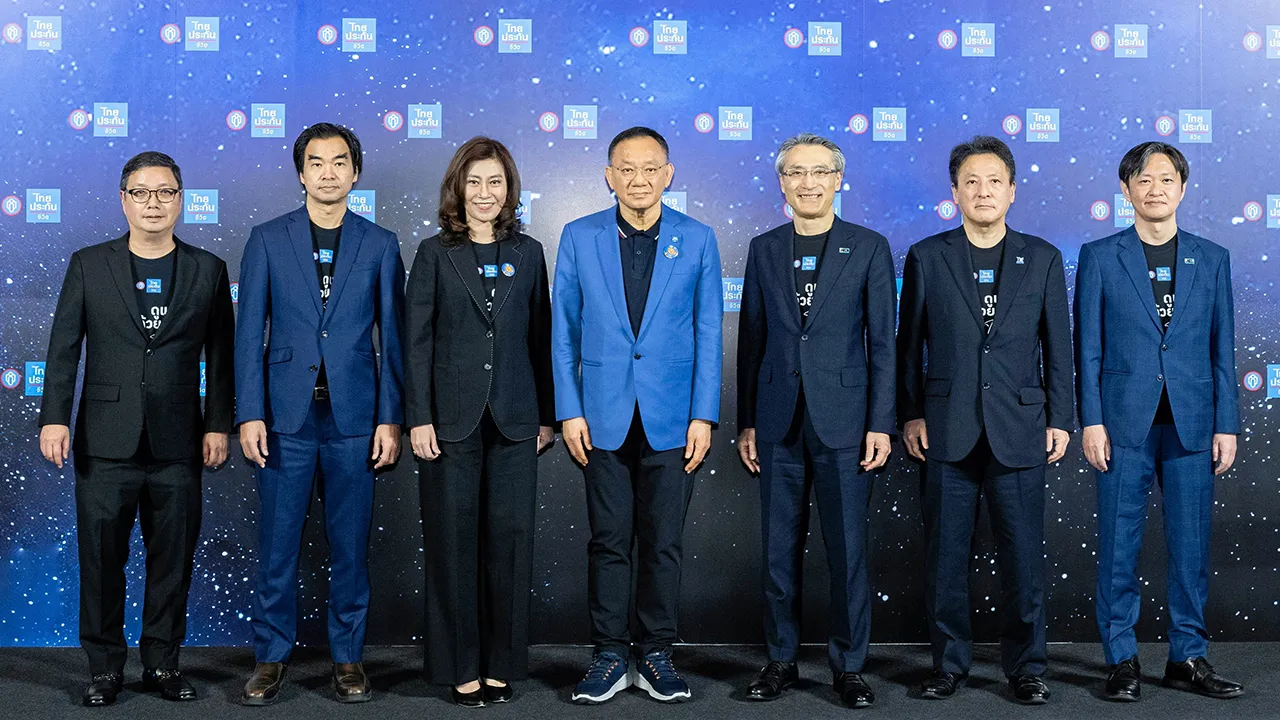 โปรดทราบ ไชย ไชยวรรณ และ ฮิเดกิ นากาจิมะ เปิดงานประชุมใหญ่ประจำปี ของบริษัท ไทยประกันชีวิต เพื่อแถลงนโยบาย พร้อมประกาศเป้าหมายการดำเนินงานให้ฝ่ายขายทั่วประเทศ โดยมี วรางค์ ไชยวรรณ และ วิญญู ไชยวรรณ มาร่วมงานด้วย ที่อิมแพ็ค เมืองทองธานี วันก่อน.