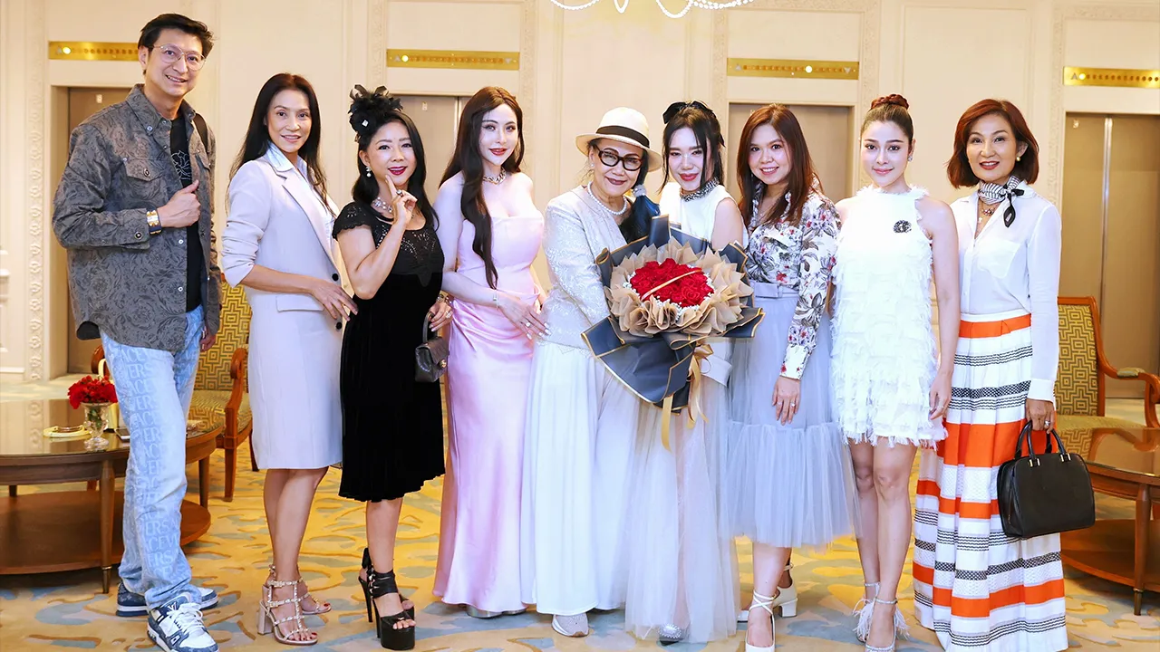 เบิร์ธเดย์ ภิญญา คุณานนท์ จัดงานเลี้ยงฉลองวันเกิดให้ ศศินันท์ โลจายะ, ปภาดา ดำรัสธรรม และ นิภาพร พร้อมพงษ์ศรี โดยมี ดร.โกศล สายสนิท, นาตาชา มณีสุวรรณ์ และ วีรยานันท์ อภิธนาพัฒน์ มาร่วมอวยพรด้วยความชื่นมื่น ที่โรงแรมแมนดาริน โอเรียนเต็ล วันก่อน.