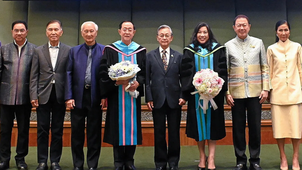 รับปริญญา สนั่น อังอุบลกุล จัดงานเลี้ยงแสดงความยินดีให้ อาคม เติมพิทยาไพสิฐ และปฐมา จันทรักษ์ ในโอกาสได้รับปริญญาดุษฎีบัณฑิตกิตติมศักดิ์ จาก ม.หอการค้าไทย โดยมีชวน หลีกภัย และ ประมนต์ สุธีวงศ์ มาร่วมงานด้วย ที่โรงแรมแกรนด์ไฮแอท เอราวัณ วันก่อน.