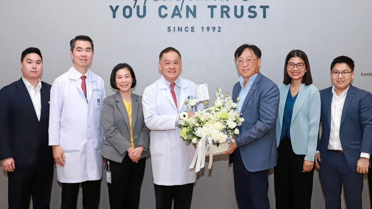 เติบโต นพ.เสถียร ภู่ประเสริฐ รับมอบดอกไม้แสดงความยินดีจาก อำนวย จิรมหาโภคาในโอกาสโรงพยาบาลพระรามเก้าได้รับเลือกเป็นหนึ่งในหลักทรัพย์กลุ่ม SET100/SET100FF มีความเติบโตอย่างยั่งยืน โดยมี ขมาภรณ์ ธัมพิพิธ มาร่วมในพิธีด้วย ที่ รพ.พระรามเก้า วันก่อน.