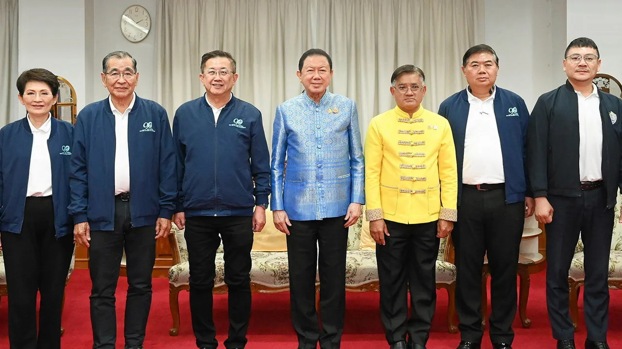 ร่วมมือ - ชัยพจน์ จรูญพงศ์ และ สนั่น อังอุบลกุล เป็นประธานการประชุมระหว่างหอการค้าไทยกับหน่วยงานภาครัฐ เพื่อหารือแนวทางการพัฒนาเศรษฐกิจจังหวัดร่วมกัน โดยมี สวาท ธีระรัตนนุกูลชัย และ ณัฐพล เหลืองวงศ์ไพศาล มาร่วมประชุมด้วย ที่ศาลากลาง จ.เลย วันก่อน.
