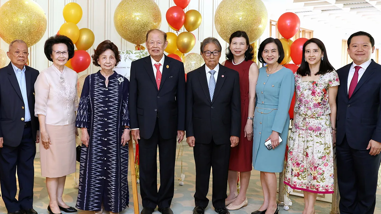 วัย 90 - พล.อ.บัณฑิตย์–คุณหญิงปานทิพย์ มลายอริศูนย์, ม.ร.ว.จัตุมงคล โสณกุล, ฐาปน–ปภัชญา สิริวัฒนภักดี และ เรวดี ธรรมโน มาร่วมในงานเลี้ยงฉลองวันเกิดครบรอบ 90 ปีของ ดร.อรัญ ธรรมโน ท่ามกลางบรรยากาศของความชื่นมื่น ที่โรงแรมแมนดาริน โอเรียนเต็ล วันก่อน.