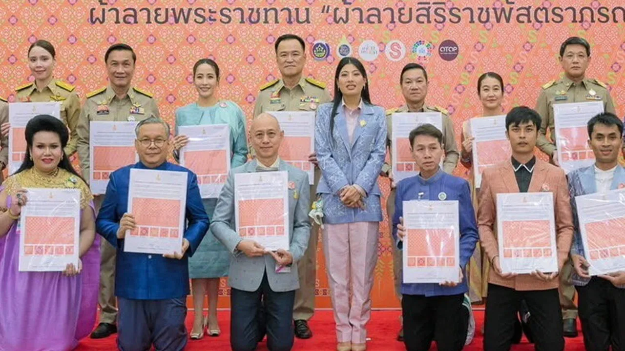 สมเด็จพระเจ้าลูกเธอ เจ้าฟ้าสิริวัณณวรี นารีรัตนราชกัญญา เสด็จไปทอดพระเนตรการจัดแสดงผลงานภูมิปัญญาผ้าไทยและงานหัตถกรรมชุมชน ภาคตะวันออกเฉียงเหนือ และพระราชทานผ้าลายพระราชทาน “ผ้าลายสิริราชพัสตราภรณ์” ในการนี้ อนุทิน ชาญวีรกูล รมว.มหาดไทย เฝ้าฯ รับเสด็จ ณ มหาวิทยาลัยราชภัฏอุดรธานี เมื่อวันก่อน.