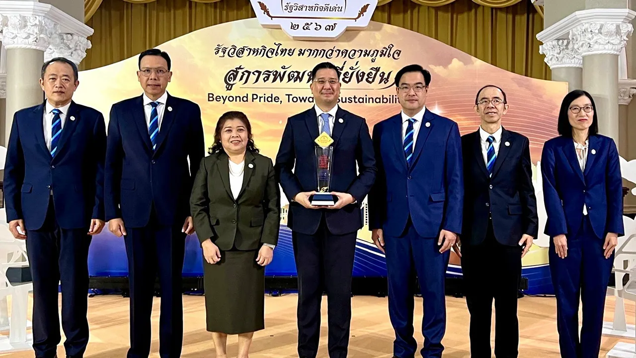 ดีเด่น - สิทธิกร ดิเรกสุนทร ผจก.ทั่วไป บสย. รับรางวัล รัฐวิสาหกิจดีเด่น ประเภทเชิดชูเกียรติ ในงานมอบรางวัลรัฐวิสาหกิจดีเด่น ประจำปี 2567 โดยมี กิตติพงษ์ บุรณศิริ, ดุสิดา ทัพวงษ์, โมกุล โปษยะพิสิษฐ์ และ ศิษฏ์ วงศาริยะ มาร่วมงานด้วย ที่ตึกสันติไมตรี ทำเนียบรัฐบาล วันก่อน.