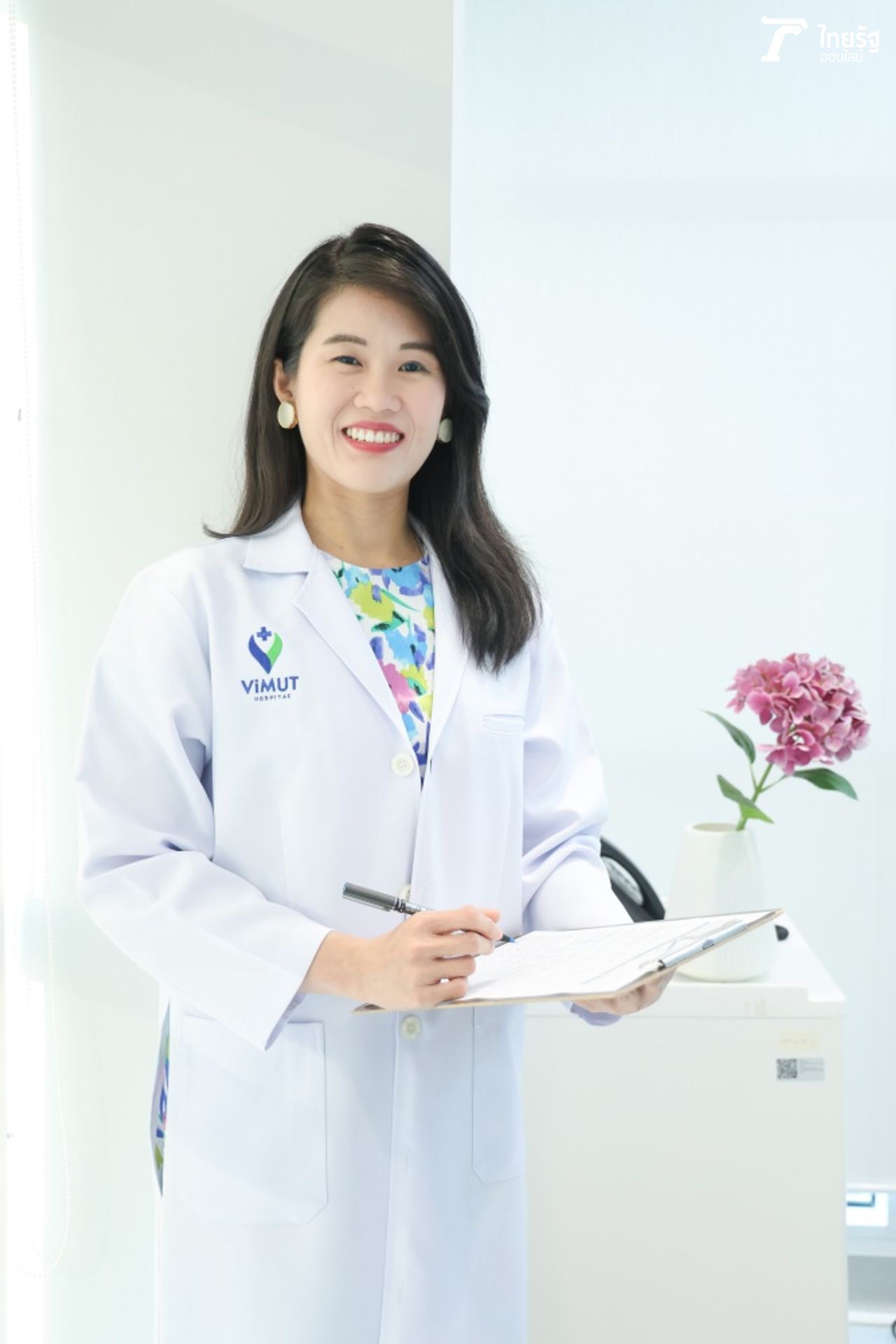 พญ. เพ็ญชาญา อติวรรณาพัฒน์ หรือคุณหมอเจ จิตแพทย์ แพทย์ผู้ชำนาญการด้านจิตเวช ศูนย์สุขภาพใจ โรงพยาบาลวิมุต