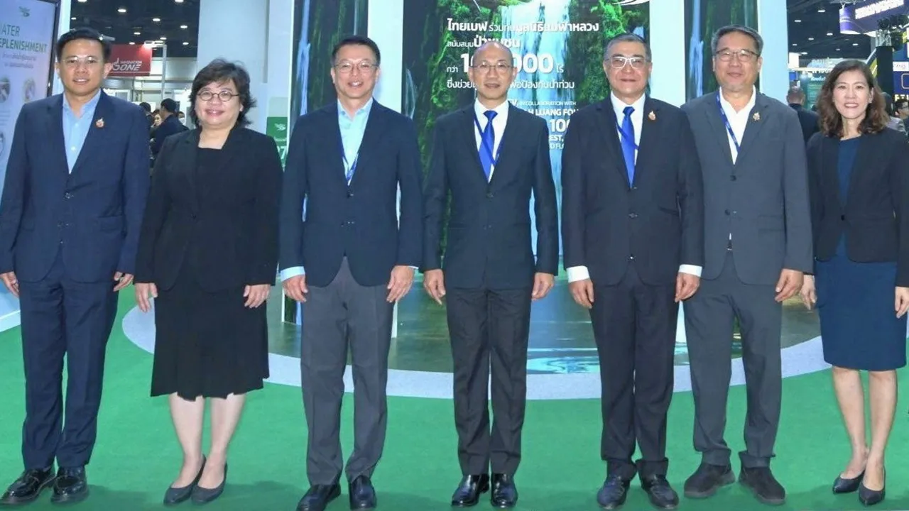 ของไทยเบฟ - โฆษิต สุขสิงห์ เปิดบูธแสดงนวัตกรรมของบริษัทไทยเบฟเวอเรจ ในงานแสดงนวัตกรรมและเทคโนโลยียิ่งใหญ่ที่สุดแห่งปี “FTI EXPO 2025” โดยมี โสภณ ราชรักษา, อรทัย พูลทรัพย์ และ แพทริค หอรัตนชัย มาร่วมงานด้วย ที่ศูนย์การประชุมแห่งชาติสิริกิติ์ วันก่อน.