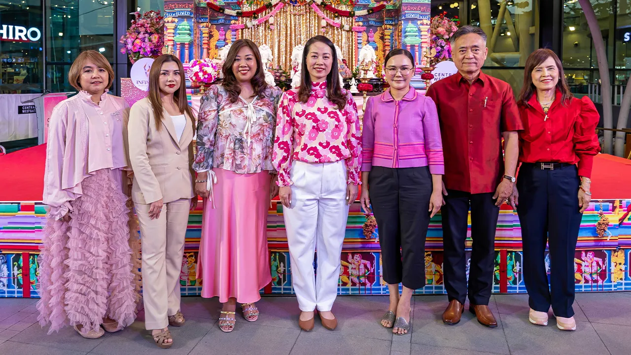 ขอพร - มยุรี กาญจนมัจฉา, จารวี กิติศักดิขจร และ ญาณิพัชญ์ ศรีโคตร จัดพิธี “ลักษมีบูชา” สักการะพระแม่ลักษมีขอพรเทพีแห่งความรักและความร่ำรวย ต้อนรับเทศกาลวาเลนไทน์ โดยมี อาภาวดี จิตธรรมา และ สุริยัน บุญยมโนนุกุล มาร่วมงานด้วย ที่เซ็นทรัล เวสต์เกต วันก่อน.