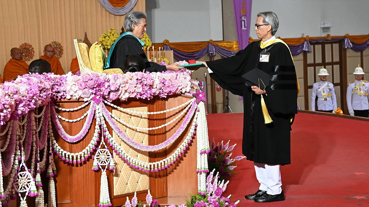 สมเด็จพระกนิษฐาธิราชเจ้า กรมสมเด็จพระเทพรัตนราชสุดาฯ สยามบรมราชกุมารี เสด็จฯ แทนพระองค์ไปพระราชทานปริญญาบัตรแก่ผู้สำเร็จการศึกษาจากมหาวิทยาลัยศิลปากร ในการนี้ ศ.ญาณวิทย์ กุญแจทอง เข้ารับพระราชทานปริญญาปรัชญาดุษฎีบัณฑิตกิตติมศักดิ์ ณ มหาวิทยาลัยศิลปากร จ.นครปฐม เมื่อวันที่ 13 กุมภาพันธ์.