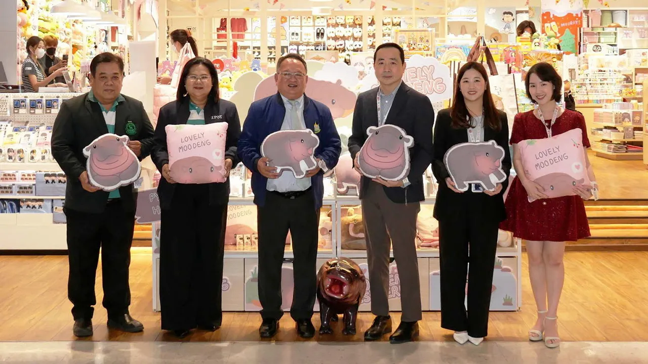 หมูเด้ง - สง่า บุญสงเคราะห์ และ อรรถพร ศรีเหรัญ เปิดตัวคอลเลกชัน Moshi Moshi x MOO DENG สินค้าไลฟ์สไตล์ราคาย่อมเยาเอาใจกลุ่มแฟนคลับทั่วประเทศ โดยมี บุณยวีร์ บุญสงเคราะห์ และ สมรัก บุษปธำรง มาร่วมงานด้วย ที่ร้านโมชิ โมชิ เดอะมอลล์ ท่าพระ วันก่อน.