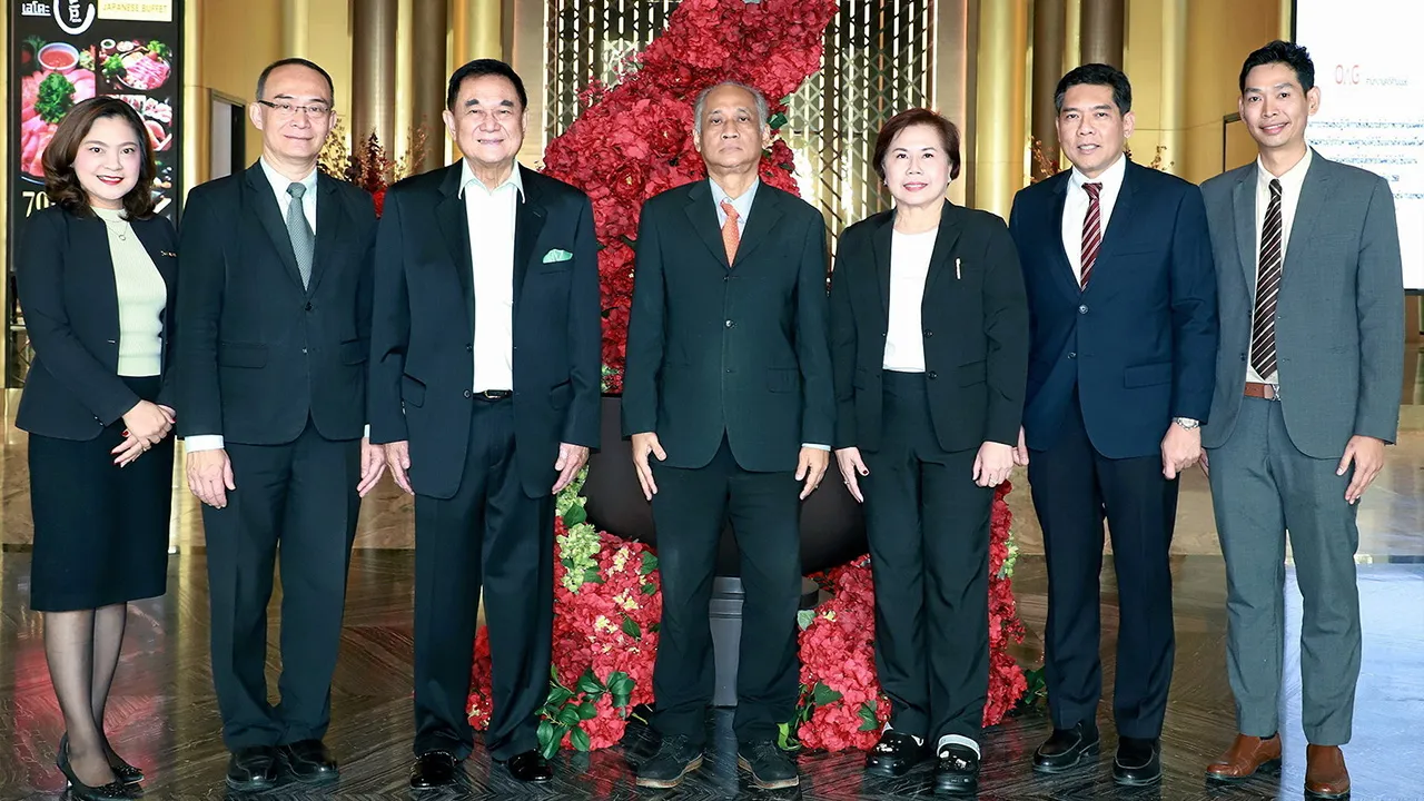 คดีค้ามนุษย์ ดร.อัศวิน อิงคะกุล ให้การต้อนรับ อธึก คล้ายสังข์ รองอัยการสูงสุด ใน โอกาสมาเปิดการประชุมเพิ่มประสิทธิภาพการดำเนินคดีค้ามนุษย์ โดยมี จตุพร แสงหิรัญ, สุดเขต เพิ่มผล และ สุรเชษฐ์ เณรบำรุง มาร่วมงานด้วย ที่โรงแรมอัศวิน แกรนด์ วันก่อน.