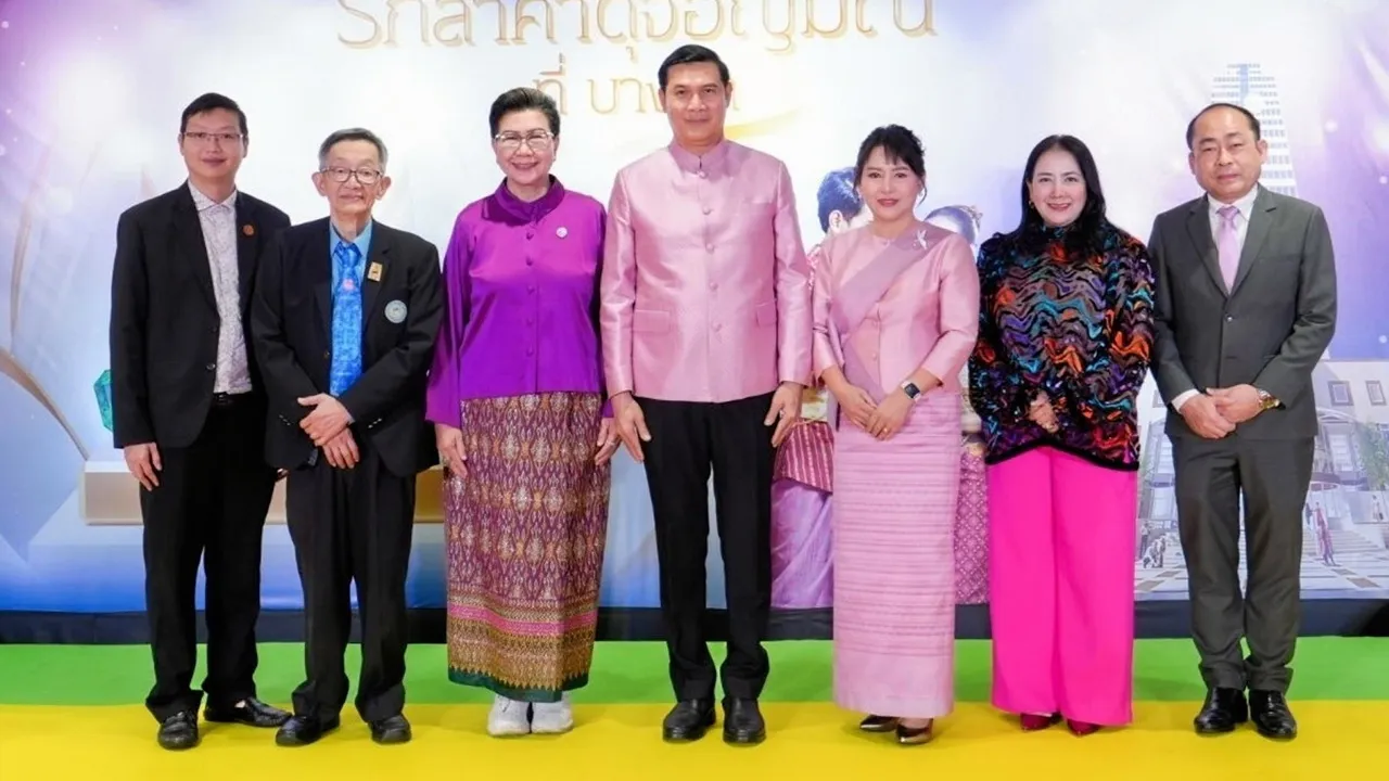 จดทะเบียน ชาตรี วัฒนเขจร, จิตริณี วิชชุดากร และ พรพัน วัฒนสินธุ์ แถลงข่าวการจัดงาน “รักล้ำค่าดุจอัญมณี ที่บางรัก” เชิญชวนคู่รักจดทะเบียนสมรสในวันวาเลนไทน์ โดยมี สมชาย พรจินดารักษ์ และ ปริม จรรยาวิจิตร มาร่วมงานด้วย ที่ศูนย์การค้าจิวเวลรี่ เทรด เซ็นเตอร์ วันก่อน.