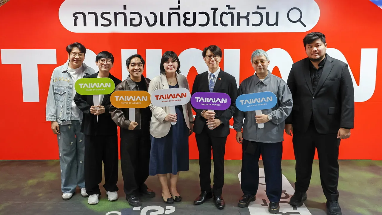 เที่ยวไต้หวัน ซินดี้ เฉิน และ ต่งซือฉี เปิดตัวสื่อโฆษณาประชาสัมพันธ์ภาพการท่องเที่ยวไต้หวัน แคมเปญ “Taiwan Through Your Lens” ผลงานภาพถ่ายของ กัณกวี กาญจนะเดชะ และกราฟฟิตี้ของ ปริญญา ศิริสินสุข เพื่อเผยแพร่ในระบบรถไฟฟ้า ที่สถานี MRT สวนจตุจักร วันก่อน.