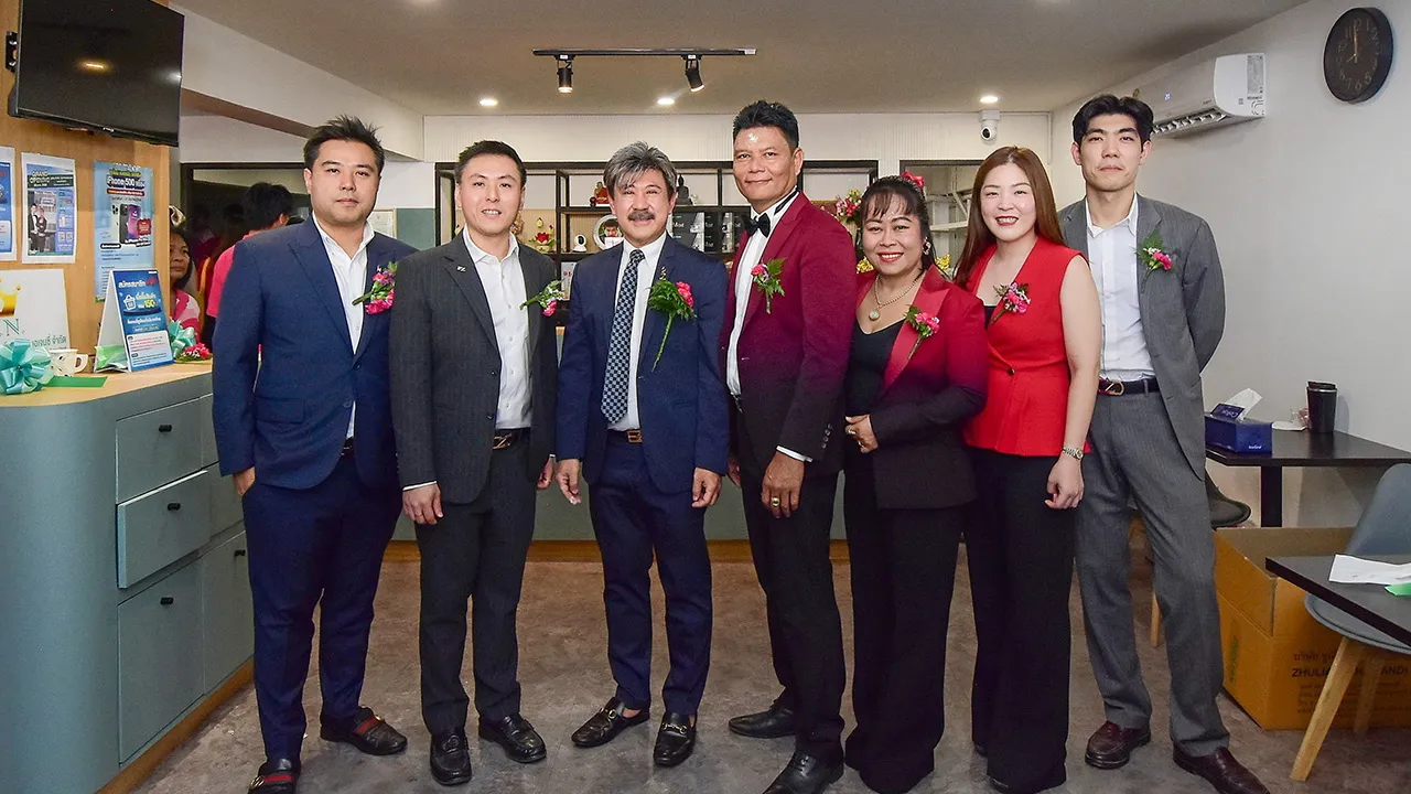 ศูนย์จำหน่าย - ดร.ปิยะวัฒน์ จุลล์จักรวงศา เปิดตัว “ซูเลียน พี.เอ็น. มั่งมีทรัพย์พระนคร” เพื่อเป็นศูนย์กลางจัดจำหน่ายผลิตภัณฑ์ และต้อนรับลูกค้าซูเลียน โดยมี ปัญณพัฒน์ กลิ่นจันทร์, นิตยา โดนประสิทธิ์ และ ผ่านภพ ทัพศรีลา มาร่วมงานด้วย ที่หลักสี่สแควร์ วันก่อน.