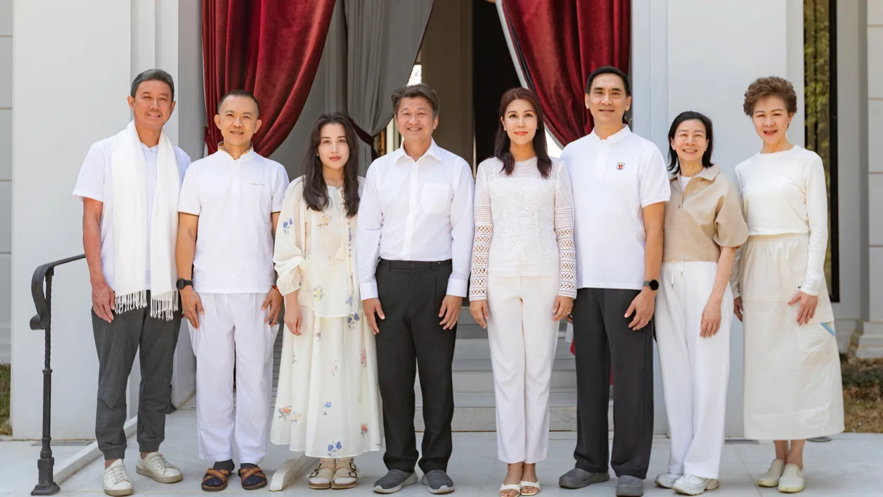 ฝึกสติ - ดร.ดวงวรรณ บุนนาค จัดโปรแกรม “Mindfulness & Wellness Retreat” ปรับสมดุลชีวิตจิตใจทั้งการฝึกสติและสมาธิ เพื่อนำไปปรับใช้ในชีวิตประจำวัน โดยมี ล้วนชาย ว่องวานิช, พัฒพงษ์ ธนวิสุทธิ์ และ อรศศิพัชร์ ศิริวรรณพร มาร่วมงานด้วย ที่เดอะโซล รีสอร์ต สระบุรี วันก่อน.