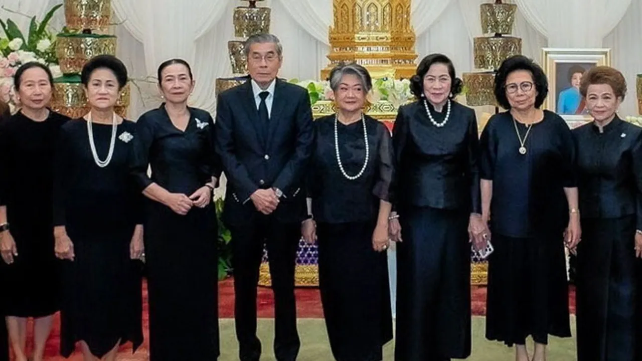 ปลายทางชีวิต - ดร.สมศักดิ์ ลีสวัสดิ์ตระกูล, ดร.วีณา เชิดบุญชาติ, สุกัญญา ประจวบเหมาะ, ศุลีมาศ สุทธิสัมพัทน์, ตวงรัตน์ ศิริยงค์ และ นภาสิริ ผาสุกวนิช มาร่วมในพิธีสวดภาวนาอุทิศแด่ ยุวดี นิ่มสมบุญ อดีตประธานสภาสตรีแห่งชาติ ที่โบสถ์พระมหาไถ่ ซอยร่วมฤดี วันก่อน.