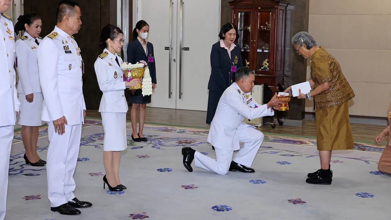 สมเด็จพระกนิษฐาธิราชเจ้า กรมสมเด็จพระเทพรัตนราชสุดาฯ สยามบรมราชกุมารี เสด็จออก ณ วังสระปทุม พระราชทานพระราชวโรกาสให้ วิลาวรรณ วนดุรงค์วรรณ กรรมการและเหรัญญิกมูลนิธิชัยพัฒนา นำคณะกรรมการและผู้บริหาร สำนักงานสลากกินแบ่งรัฐบาล เฝ้าฯ ทูลเกล้าฯ ถวายเงินเพื่อสมทบทุนมูลนิธิชัยพัฒนา เมื่อวันก่อน.