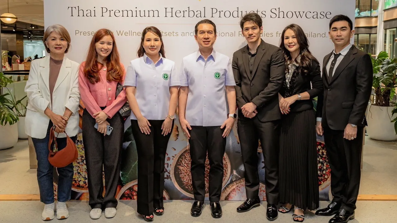 สมุนไพรไทย - สราวุธ อ่อนละมัย และ กัญญภัค ปรัชญากุลวรา มาร่วมงาน “Thai Premium Herbal Products Showcase” เพื่อส่งเสริมผลิตภัณฑ์สมุนไพรไทยสู่ระดับสากล พร้อมผลักดันให้เป็นสินค้าของขวัญของประเทศไทย โดยมี ศรีธิดา บัวเลิศ มาร่วมงานด้วย ที่เกษรอมรินทร์ วันก่อน.