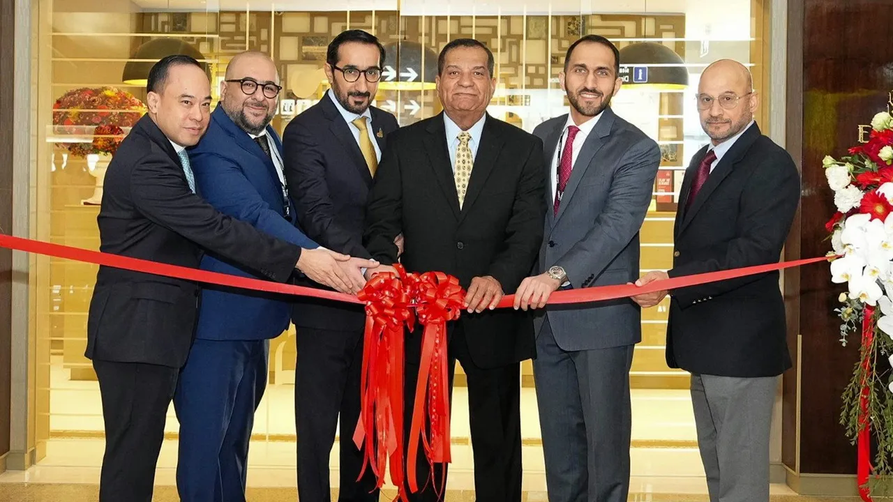 ห้องรับรอง - กิตติพงศ์ กิตติขจร และ โอเบต ฟิครี จัดงานฉลองเปิด “The Emirates Lounge” ห้องรับรองผู้โดยสารแห่งใหม่ของสายการบินเอมิเรตส์ โดยมี โมฮัมเหม็ด เอช. มัททาร์, โมฮัมเหม็ด อัล วาเฮดิ และ มุสตาฟา คาราม มาร่วมงานด้วย ที่ท่าอากาศยานสุวรรณภูมิ วันก่อน.