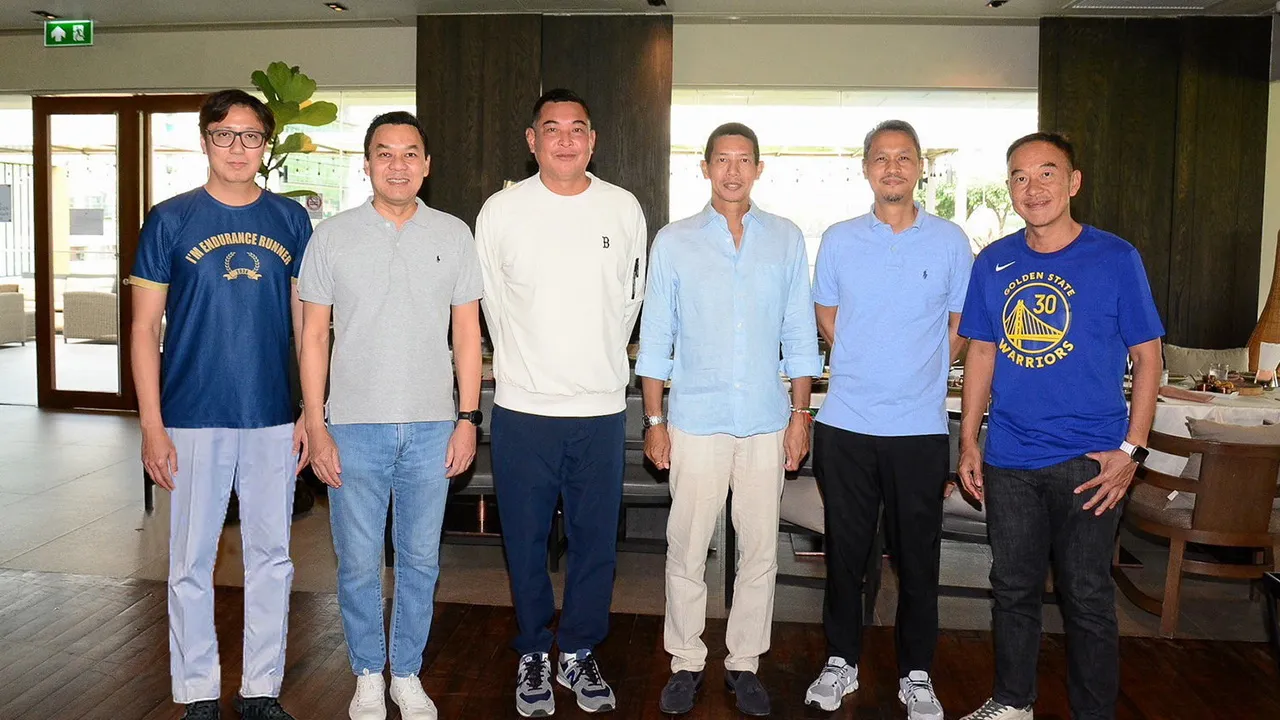 ดีใจด้วย พันธ์นิวัติ ศรีไกรวิน นัดเพื่อนศิษย์เก่าเซนต์คาเบรียล รุ่น 68 มาร่วมงานเลี้ยงแสดงความยินดีให้ พล.ท.บรมวิช หิรัณยัษฐิติ ในโอกาสได้เลื่อนยศเป็นพลโท โดยมี ทศพัชร อินทรทัต, ธิปไตย สิริโยธิน และ ทินกร เทียนประทุม มาร่วมงานด้วย ที่ราชกรีฑาสโมสร วันก่อน.