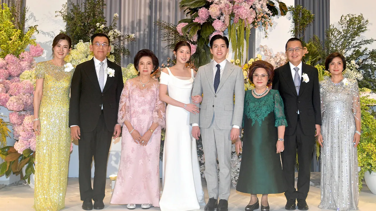 คู่สวีต สุนทรี วนวิทย์ และ รุ่งทิพย์ วัฒนาเลขาวงศ์ เป็นประธานในงานวิวาห์ระหว่าง วริศรา บุตรี ไพบูลย์-สุวรรณี วัฒนาเลขาวงศ์ กับ ธาม บุตร วิทยา–ศิริวรรณ พานิชตระกูลท่ามกลางความปลื้มปีติของบรรดาผู้มาร่วมอวยพร ที่โรงแรมโฟร์ซีซั่นส์ ถนนเจริญกรุง วันก่อน.