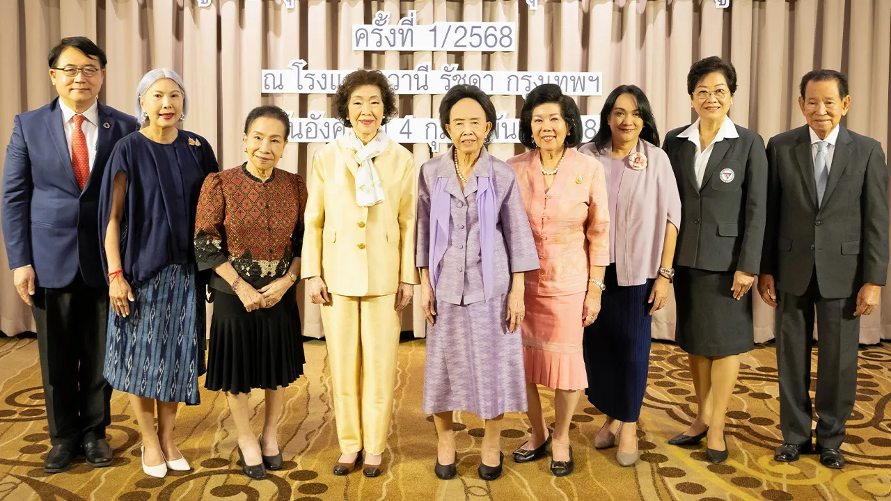 ตามหา คุณหญิงแสงเดือน ณ นคร จัดประชุมใหญ่สามัญประจำปี เพื่อคัดเลือกบุคคลดีเด่นเข้ารับรางวัล “หม่อมงามจิตต์ บุรฉัตร บุคคลสำคัญของโลก” โดยมี ผศ.ดร.พรทิพย์ พุกผาสุข, คุณหญิงตรึงใจ อิฐรัตน์ และ อารยา อรุณานนท์ชัย มาร่วมประชุมด้วย ที่โรงแรมอวานี วันก่อน.